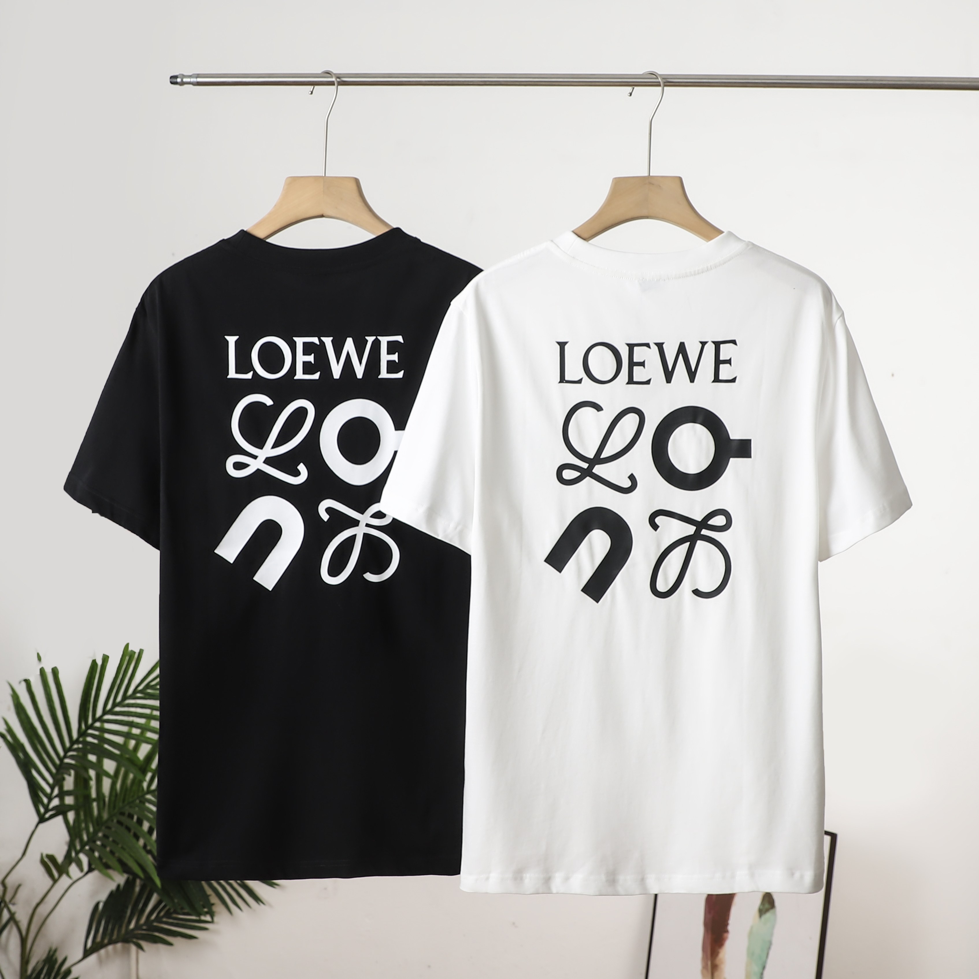 💰145包邮
罗意威LOEWE 胸口字母胶印短袖25SS 宽松休闲T恤男女同款
颜色:黑色 白色
尺码:S-XL
追求极致品质与时尚感的你,千万别错过这件LOEWE短袖T恤。精选上乘纯棉,经过多道特殊工序处理,柔软度与透气性双双拉满,为肌肤提供温柔呵护,久穿也不易变形。
宽松休闲的剪裁,契合当下流行趋势,落肩设计自然舒展,举手投足间尽显优雅气质。胸前印花图案 创意与匠心并存,独特的图案仿佛在讲述品牌故事,低调奢华,轻松成为人群焦点。不管是穿梭在繁华都市的大街小巷,还是出席时尚聚会,它都能让你自信满满,轻松驾驭不同场合。
它的百搭属性堪称一绝,搭配运动裤活力满满,适配工装裤酷帅有型,轻松切换不同风格。男女同款设计,情侣穿着,CP感爆棚,一起引领潮流风尚。
尺码表:
胸围 肩宽 衣长 袖长
S 102 42 67 21
M 106 43 70 22
L 110 44 73 23
XL 114 45 74 24