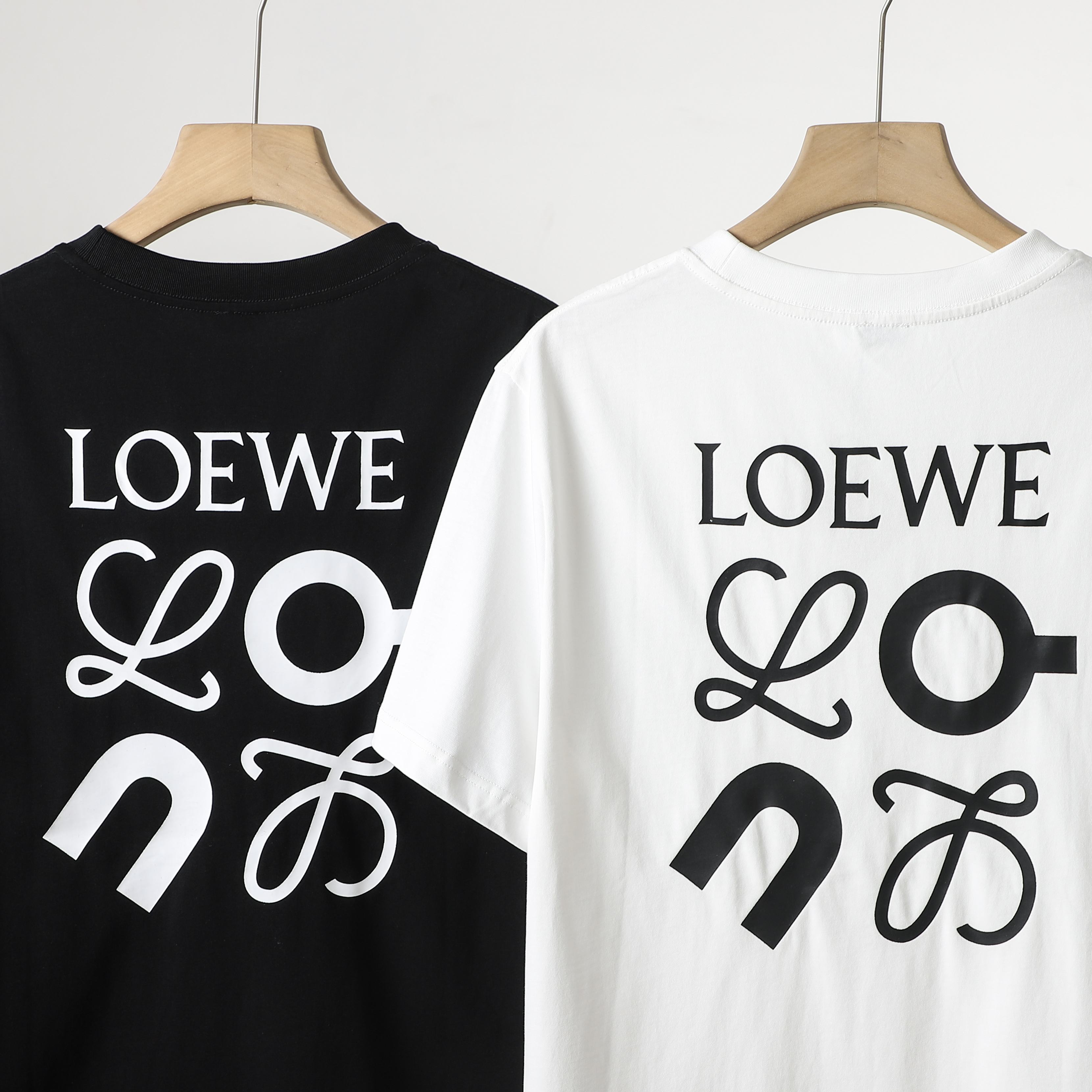 💰145包邮
罗意威LOEWE 胸口字母胶印短袖25SS 宽松休闲T恤男女同款
颜色:黑色 白色
尺码:S-XL
追求极致品质与时尚感的你,千万别错过这件LOEWE短袖T恤。精选上乘纯棉,经过多道特殊工序处理,柔软度与透气性双双拉满,为肌肤提供温柔呵护,久穿也不易变形。
宽松休闲的剪裁,契合当下流行趋势,落肩设计自然舒展,举手投足间尽显优雅气质。胸前印花图案 创意与匠心并存,独特的图案仿佛在讲述品牌故事,低调奢华,轻松成为人群焦点。不管是穿梭在繁华都市的大街小巷,还是出席时尚聚会,它都能让你自信满满,轻松驾驭不同场合。
它的百搭属性堪称一绝,搭配运动裤活力满满,适配工装裤酷帅有型,轻松切换不同风格。男女同款设计,情侣穿着,CP感爆棚,一起引领潮流风尚。
尺码表:
胸围 肩宽 衣长 袖长
S 102 42 67 21
M 106 43 70 22
L 110 44 73 23
XL 114 45 74 24