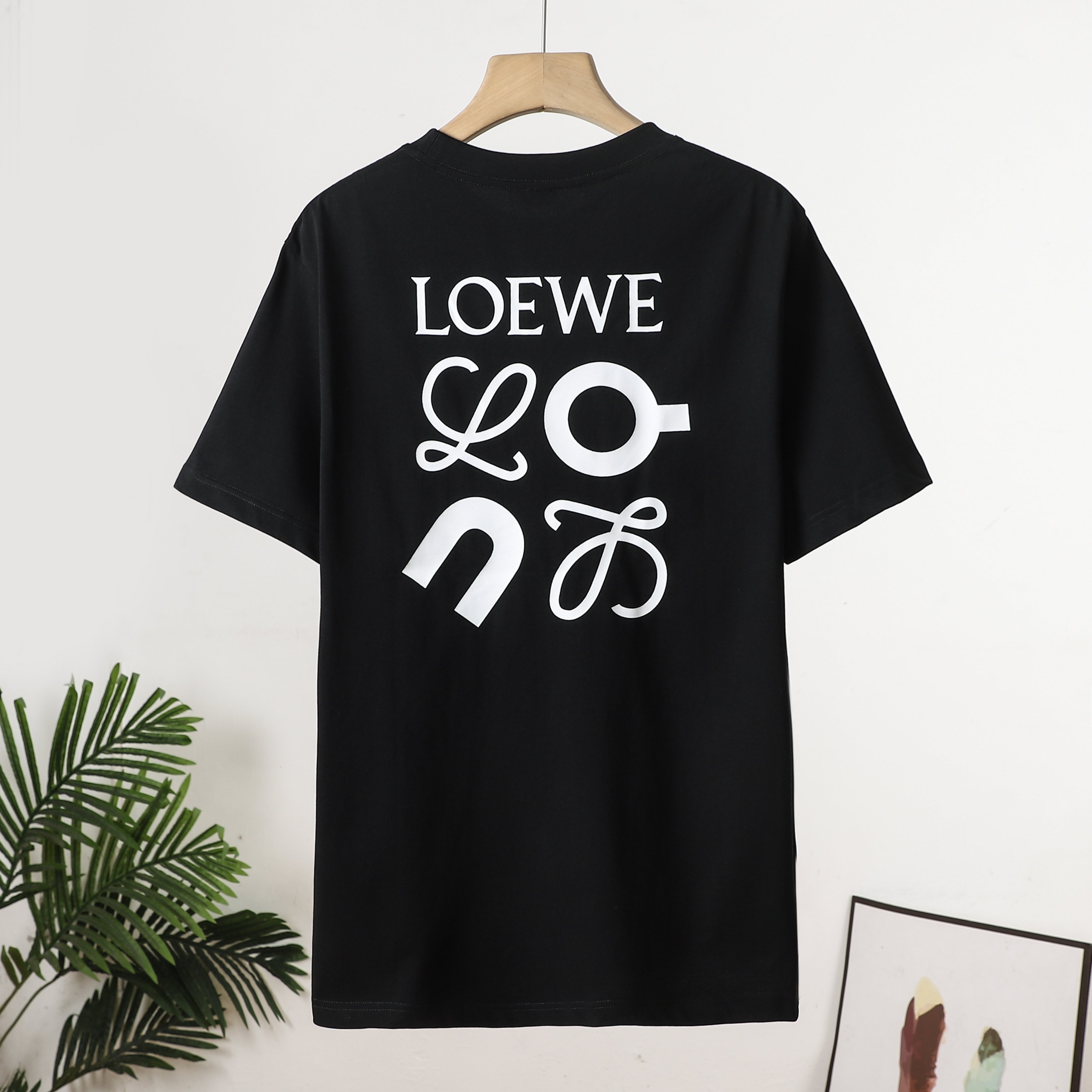 💰145包邮
罗意威LOEWE 胸口字母胶印短袖25SS 宽松休闲T恤男女同款
颜色:黑色 白色
尺码:S-XL
追求极致品质与时尚感的你,千万别错过这件LOEWE短袖T恤。精选上乘纯棉,经过多道特殊工序处理,柔软度与透气性双双拉满,为肌肤提供温柔呵护,久穿也不易变形。
宽松休闲的剪裁,契合当下流行趋势,落肩设计自然舒展,举手投足间尽显优雅气质。胸前印花图案 创意与匠心并存,独特的图案仿佛在讲述品牌故事,低调奢华,轻松成为人群焦点。不管是穿梭在繁华都市的大街小巷,还是出席时尚聚会,它都能让你自信满满,轻松驾驭不同场合。
它的百搭属性堪称一绝,搭配运动裤活力满满,适配工装裤酷帅有型,轻松切换不同风格。男女同款设计,情侣穿着,CP感爆棚,一起引领潮流风尚。
尺码表:
胸围 肩宽 衣长 袖长
S 102 42 67 21
M 106 43 70 22
L 110 44 73 23
XL 114 45 74 24