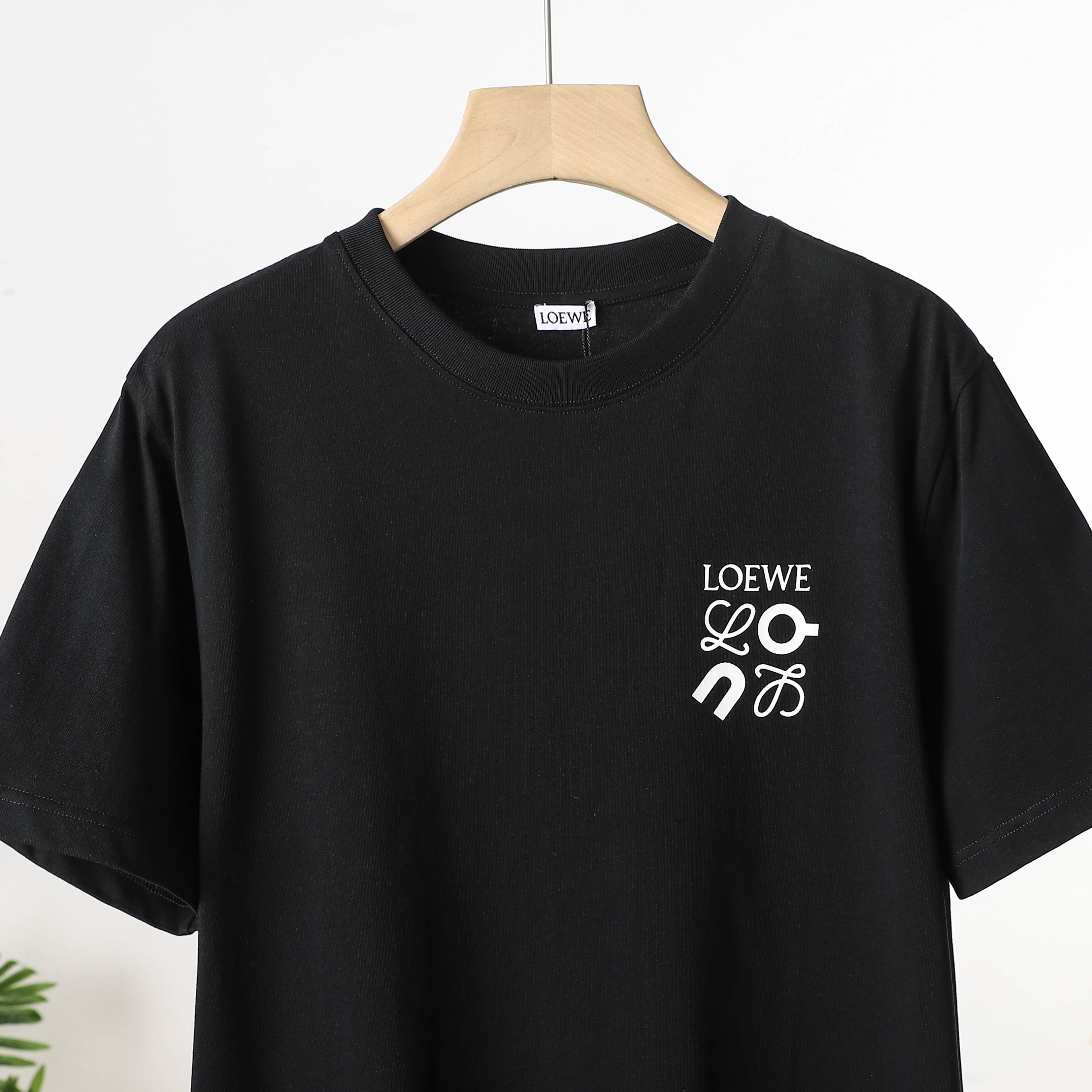 💰145包邮
罗意威LOEWE 胸口字母胶印短袖25SS 宽松休闲T恤男女同款
颜色:黑色 白色
尺码:S-XL
追求极致品质与时尚感的你,千万别错过这件LOEWE短袖T恤。精选上乘纯棉,经过多道特殊工序处理,柔软度与透气性双双拉满,为肌肤提供温柔呵护,久穿也不易变形。
宽松休闲的剪裁,契合当下流行趋势,落肩设计自然舒展,举手投足间尽显优雅气质。胸前印花图案 创意与匠心并存,独特的图案仿佛在讲述品牌故事,低调奢华,轻松成为人群焦点。不管是穿梭在繁华都市的大街小巷,还是出席时尚聚会,它都能让你自信满满,轻松驾驭不同场合。
它的百搭属性堪称一绝,搭配运动裤活力满满,适配工装裤酷帅有型,轻松切换不同风格。男女同款设计,情侣穿着,CP感爆棚,一起引领潮流风尚。
尺码表:
胸围 肩宽 衣长 袖长
S 102 42 67 21
M 106 43 70 22
L 110 44 73 23
XL 114 45 74 24