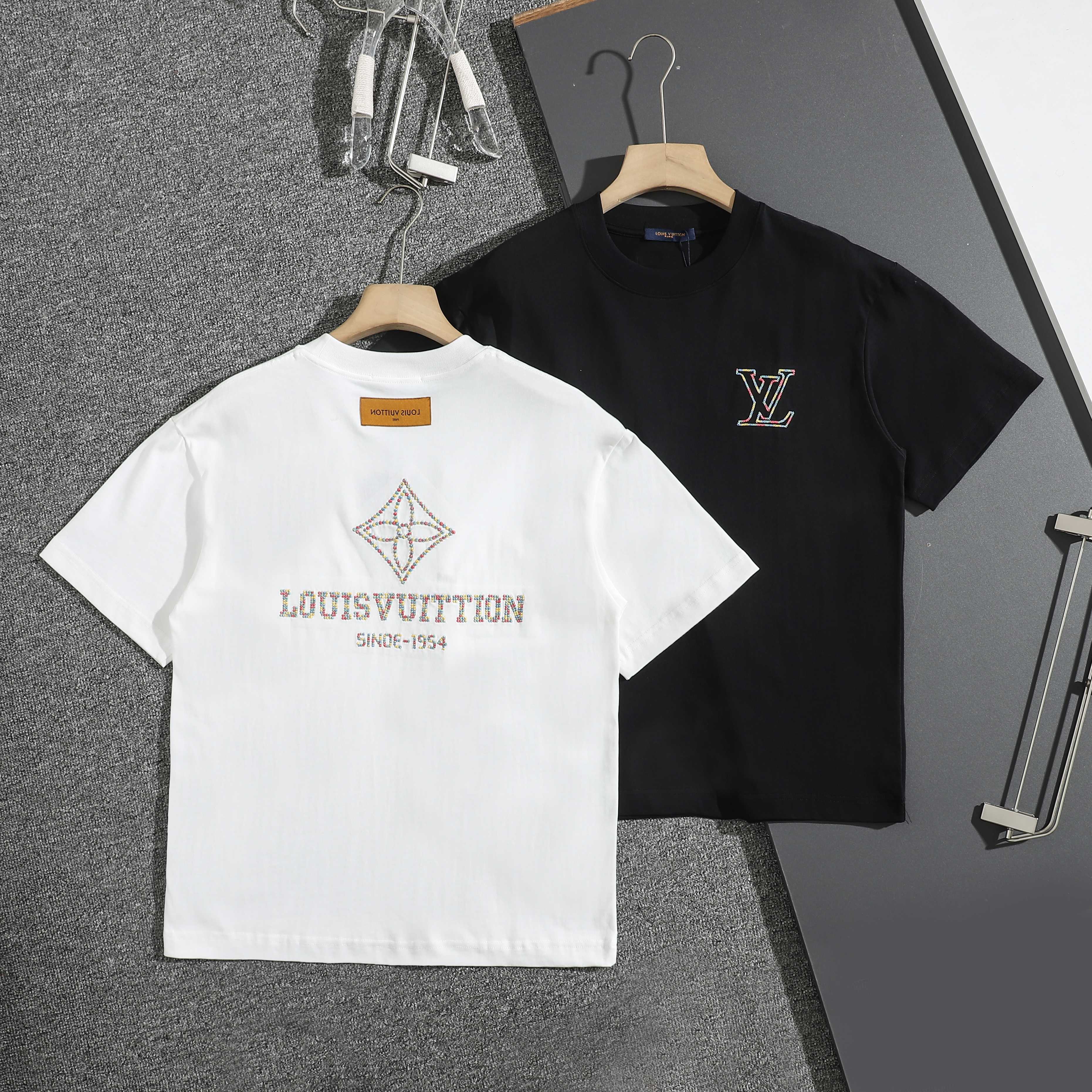 包邮 LV短袖 【区别市面普通版本】 LV路易威登 26SS早春新款 LV四叶草彩色绣花标识短袖 轻奢主义 男女日常通勤穿搭必备单品 正确版本 欢迎对比 详细特征 · 280克100% 纯棉双纱水洗面料 · 同缸定染特种加粗32支双股1X1螺纹 · 进口田岛机器机绣,剪头堆针刺绣logo图案绣花 · 双针车线跨缝工艺 · 原版主唛水洗吊牌品牌防潮纸包装 颜色:黑色/白色/ :S-M-L-XL 肩宽 胸围 袖长 衣长 S: 50 108 21.5 70 M: 52 112 22.5 72 L: 54 116 23.5 74 XL: 56 120 24.5 76 体重: 100斤-140斤推荐穿 S 140斤-160斤推荐穿 M 160斤-180斤推荐穿 L 180斤-200斤推荐穿XL 测量过程存在1-2cm误差为正常情况