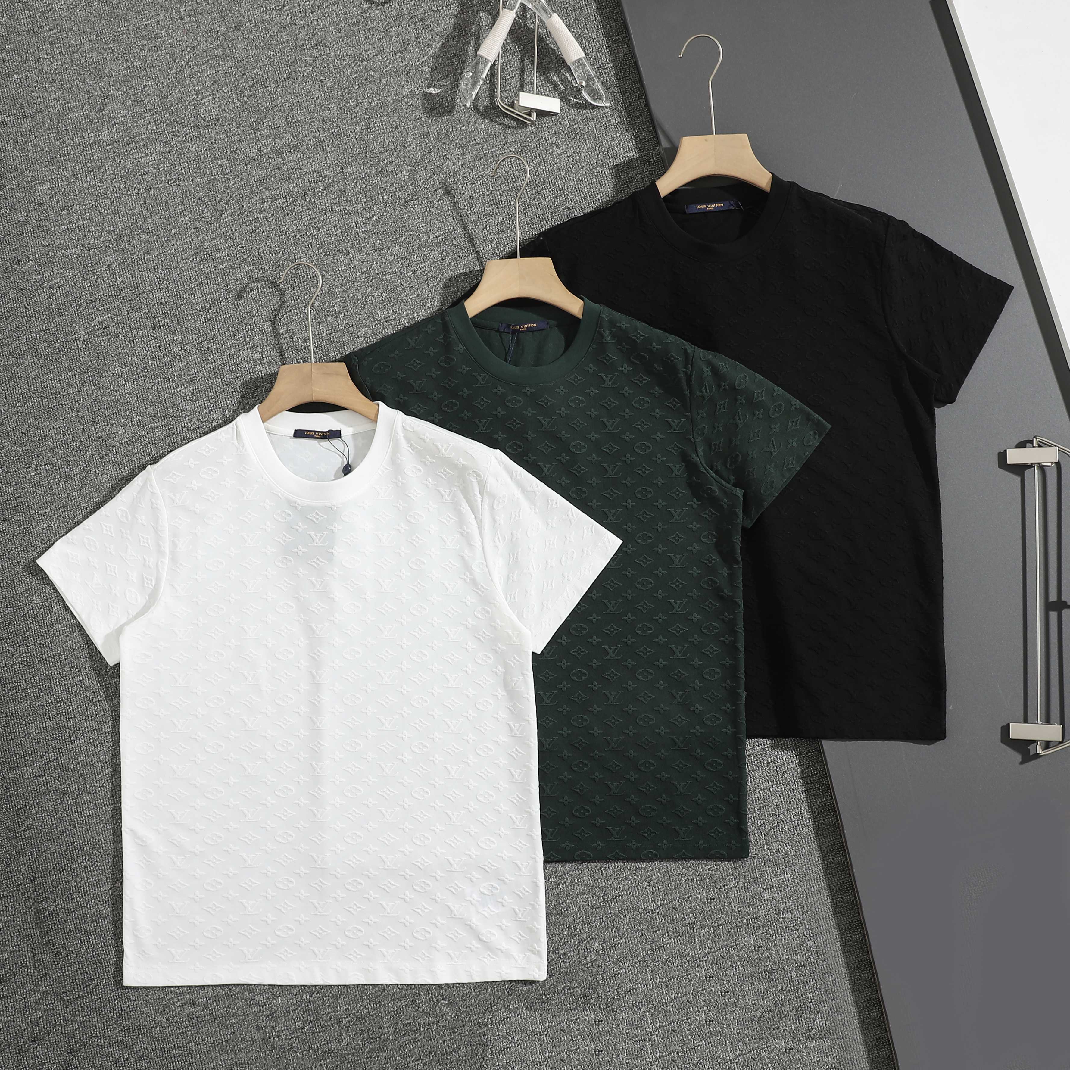 包邮 【区别市面普通版本】 LV路易威登提花满印短袖T恤 LV经典满印提花工艺,饱满的同时无丝毫不完美,经典品牌标志,搭配高克重重磅面料,丝滑有弹性.档次up!整体图案立体感十足,此款强烈推荐 男女情侣百搭款. 面料:定制40支纯棉双纱水洗面料,不缩水不变形.柔软细腻,舒适亲肤.工艺:进口机器加密压印,立体饱满,细节完美.版型:立体裁剪 宽松OS版型,打造出随性洒脱的休闲风范. 颜色:黑色 白色 绿色 : 肩宽50 胸围108 袖长21.5 衣长70 M: 肩宽52 胸围112 袖长22.5 衣长72 L: 肩宽54 胸围116 袖长23.5 衣长74 XL: 肩宽56胸围120袖长24.5 衣长76 体重: 100斤-140斤推荐穿 S 140斤-160斤推荐穿 M 160斤-180斤推荐穿 L 180斤-200斤推荐穿XL 测量过程存在1-2cm误差为正常情况