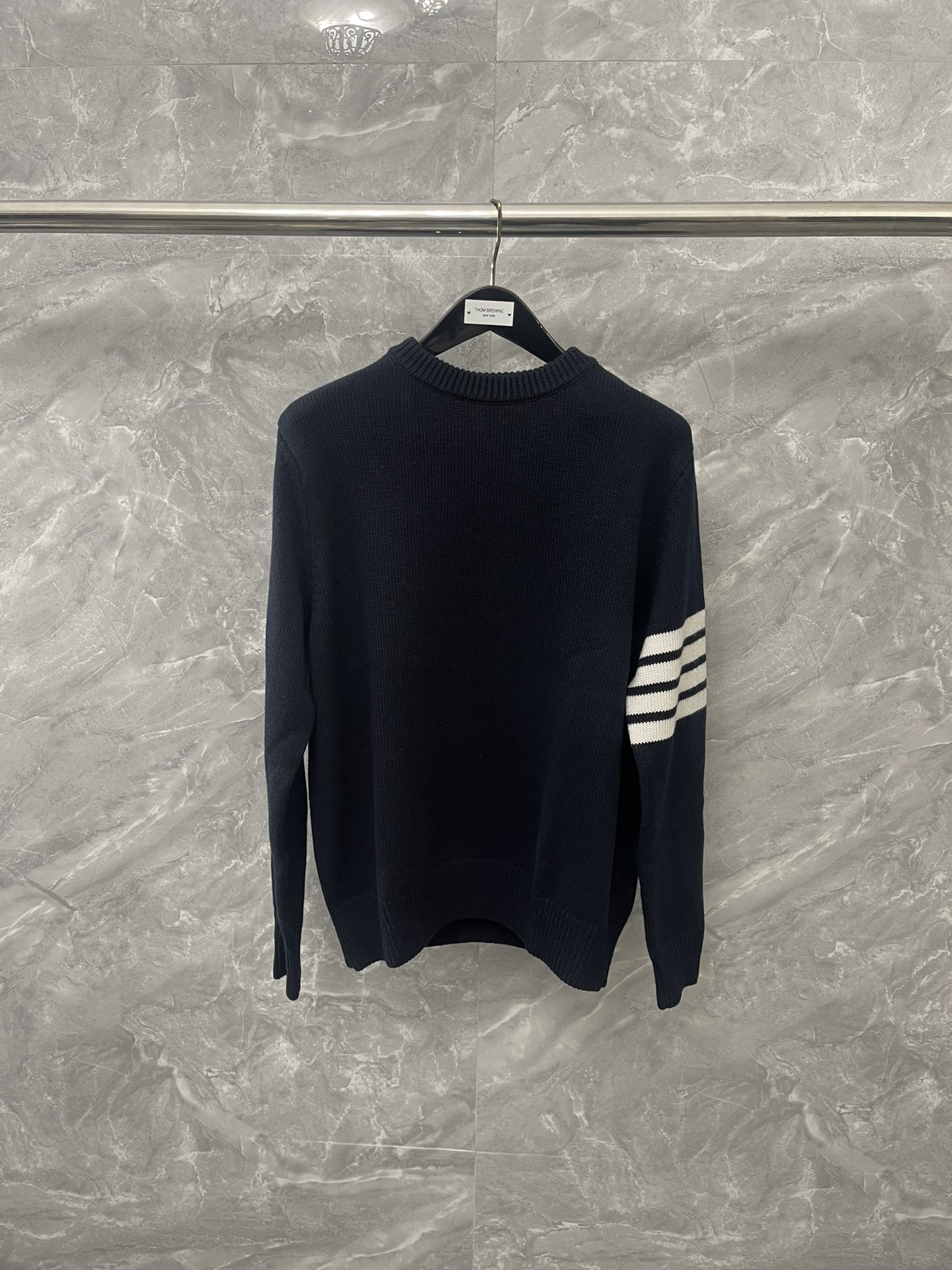NO:637908,TB new winter thickened pure wool pullover crew neck sweater!  Imported machine yarn custom-woven, fully customized webbing, shell buttons restored zp, clothes feel first-class, skin-friendly, can be worn as a base or outer layer, same style for men and women, size1234, Thom Browne-clothing,thom browne,sweaters,alexander wang19860909TB冬季新款加厚纯羊毛套头圆领毛衣！进口机器纱线定织 全定做织带贝壳纽扣还原zp 衣服手感质感一流 亲肌肤 打底外穿都可 男女同款 size1234,汤姆布朗-服装,thom browne,sweaters,alexander wang,Women's clothing