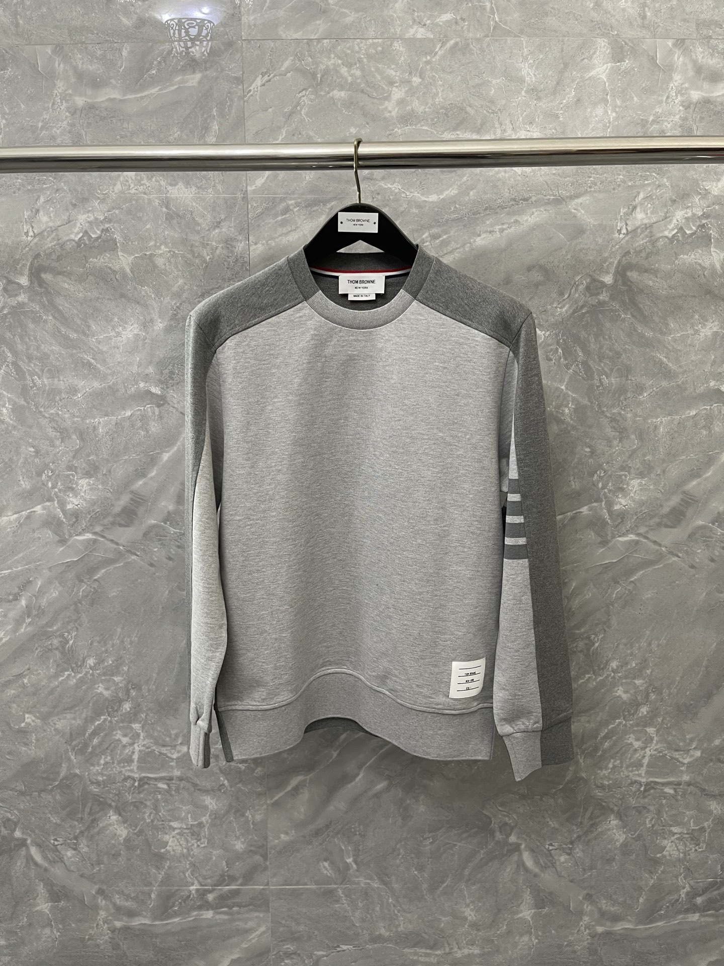 NO:637903,TB25ss latest spliced ​​sweatshirt, official website synchronization, pure cotton fabric, light gray and dark gray front and back splicing, custom thread-dyed fabric, same style for men and women, size1234, Thom Browne-clothing,thom browne,hoodie,sweatshirts,alexander wang19860909TB25ss 最新款拼接卫衣 官网同步 纯棉面料 浅灰深灰色前后拼接 定制螺纹色织 男女同款 size1234,汤姆布朗-服装,thom browne,hoodie,sweatshirts,alexander wang,Women's clothing