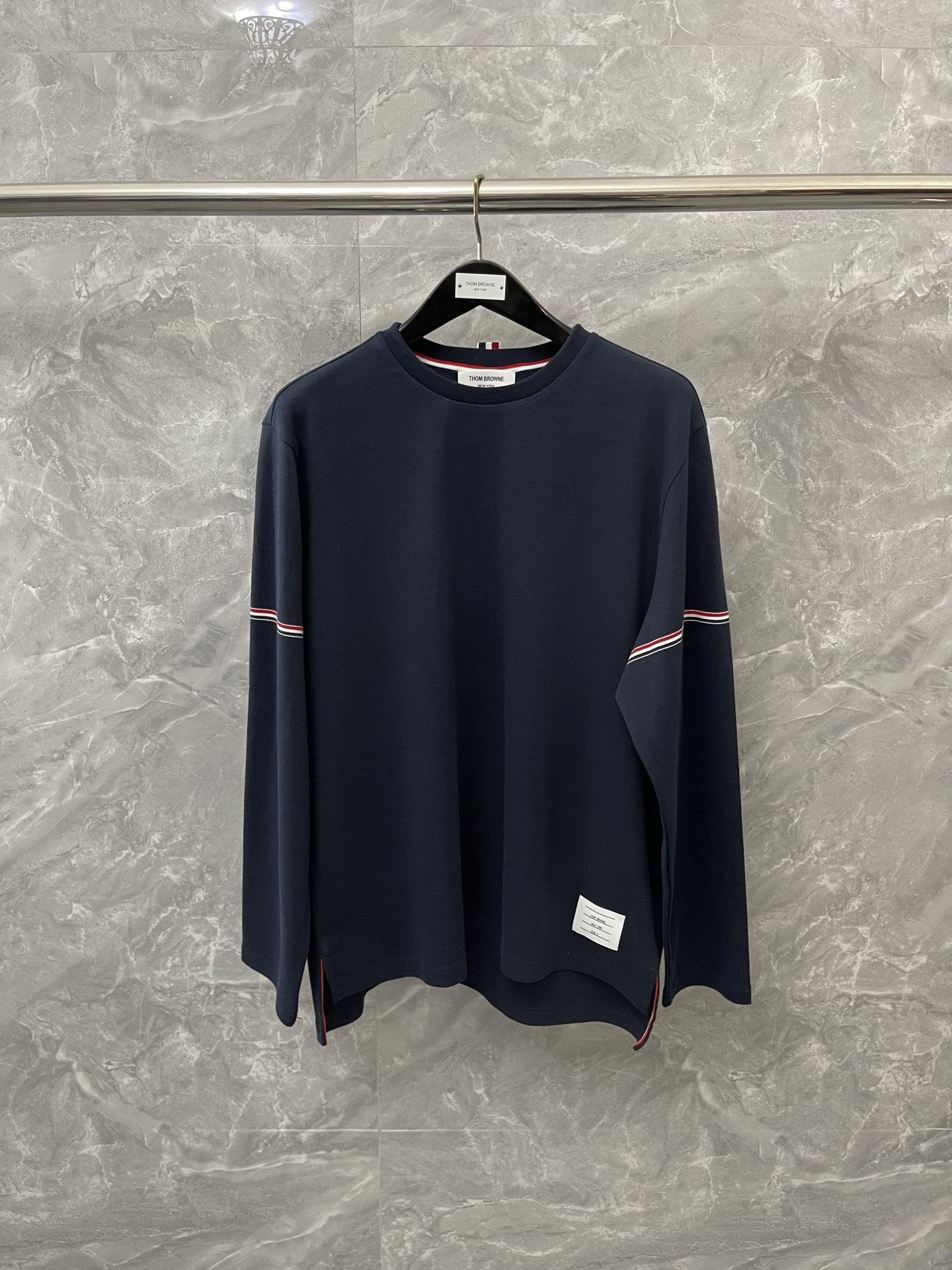 NO:637900,TB25's latest arm-dyed three-color webbing long sleeves and short sleeves are still the iconic short front and long back design. Pure cotton, combed cotton, soft and comfortable, loose fit, same style for men and women size1234, Thom Browne-clothing,thom browne,T-shirt,alexander wang19860909TB25最新款手臂色织三色织带长袖短袖 还是标志性的前短后长设计 纯棉 精梳棉 柔软舒适 版型宽松 男女同款 size1234,汤姆布朗-服装,thom browne,T-shirt,alexander wang,Women's clothing