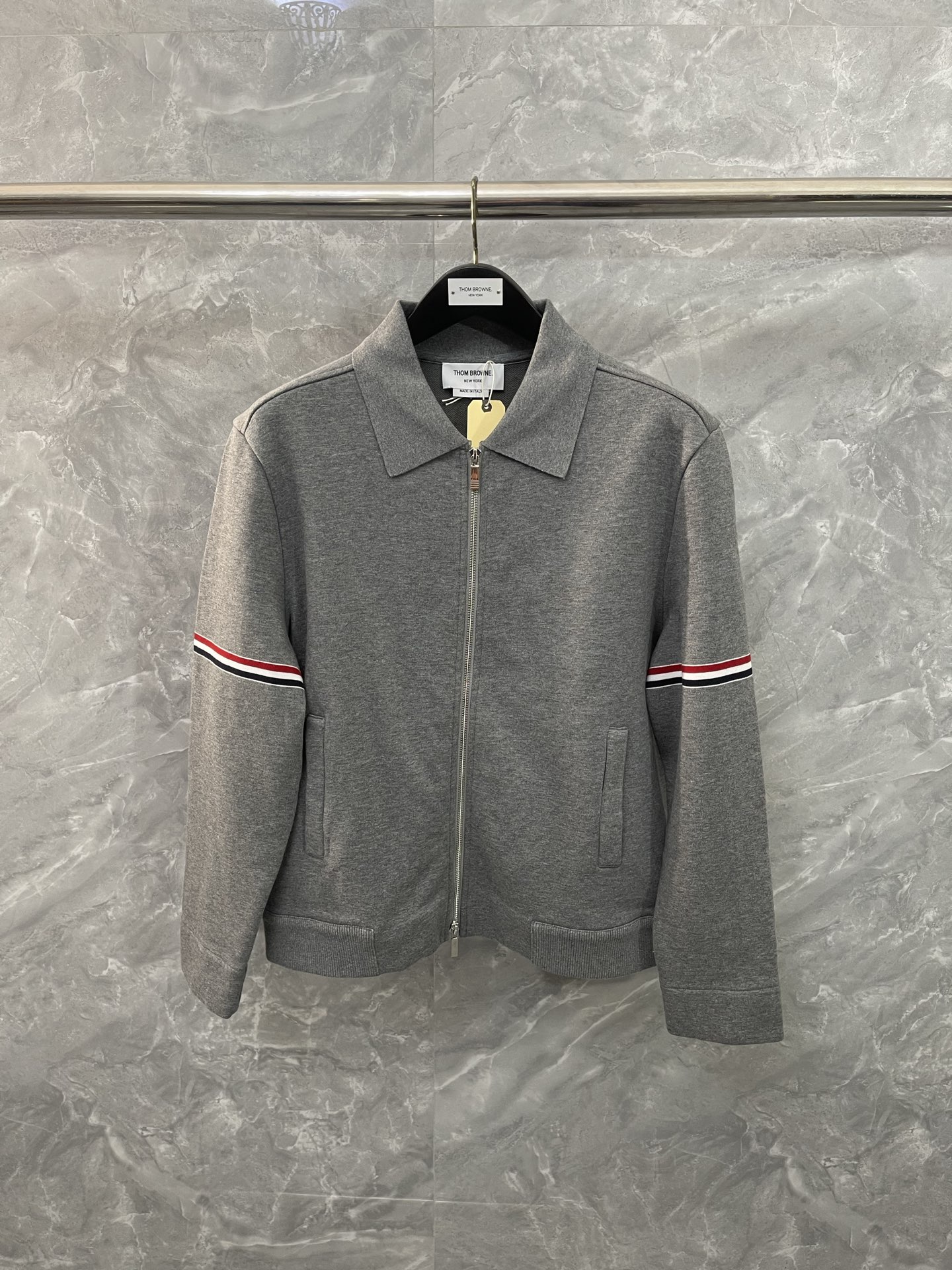 NO:637913,TB men's casual jacket is made of selected cotton custom fabrics. The red, white and black horizontal stripes on the sleeves are one of TB's most recognizable design elements. The overall design is simple, with zipper closure, lapels and diagonal pockets. It is a multi-functional casual jacket. Girls who like loose-fitting jackets can also choose it. size12345, Thom Browne-clothing,thom browne,jackets & coats,jackets & coats,alexander wang19860909TB男士休闲夹克 精选棉定制面料 袖子上的红、白、黑三色水平条纹是 TB 最具辨识度的设计元素之一 整体设计简约,采用拉链开合、翻领和斜插口袋,是一款多功能的休闲夹克 喜欢宽松版型外套的女生也可以选择哦 size12345,汤姆布朗-服装,thom browne,jackets & coats,jackets & coats,alexander wang,Women's clothing