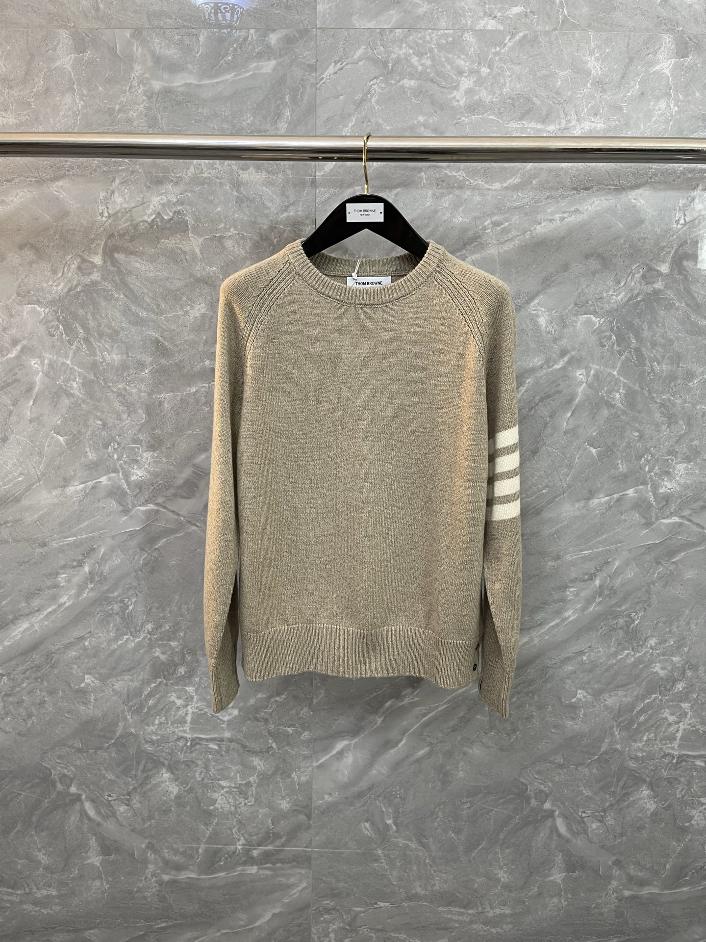 NO:637907,TB's latest four-striped wool pullover, the same camel color series for men and women, the wool fabric is delicate and not tied, with customized deep-sea mother-of-pearl buckles, the original re-engraved pattern, the true definition of ZP, the version is male-oriented, and the upper body of girls is also very nice size1234, Thom Browne-clothing,thom browne,alexander wang19860909TB最新款四条纹羊毛套头 男女同款驼色系列 羊毛面料 细腻不扎 搭配定制深海贝母扣 原版复刻纹路 真正定义还原zp 版型偏男款 女生上身也非常nice size1234,汤姆布朗-服装,thom browne,alexander wang,Women's clothing