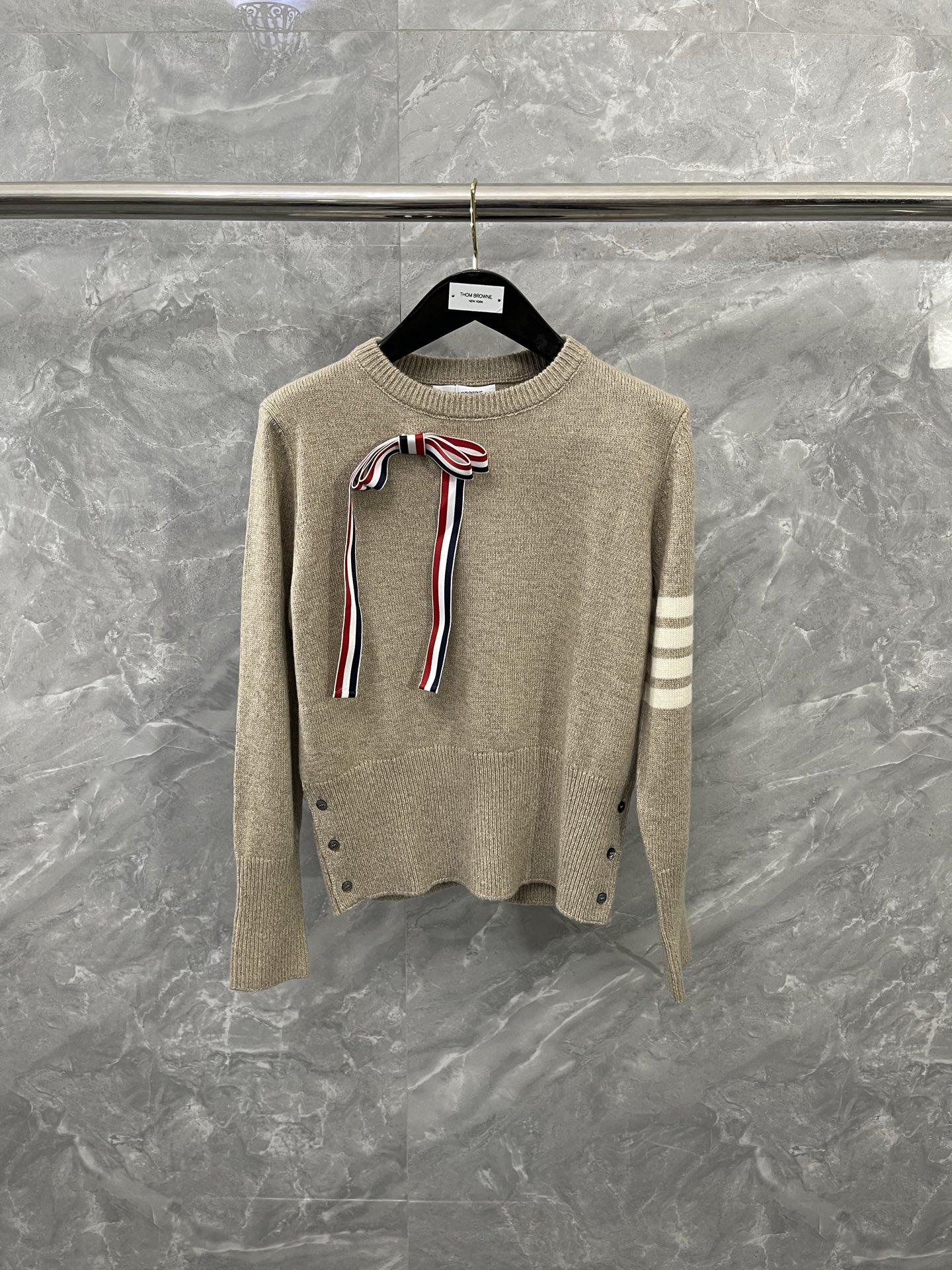 NO:637910,TB's latest four-striped wool pullover sweater. Girls' benefits. Three-color webbing bow chest buckle on the chest. Very cute and kawaii. The wool fabric is delicate and not tied. It is matched with a customized deep-sea mother-of-pearl buckle. The original replica pattern is the true definition of restoration zp. Girls strongly recommend to buy size1234, Thom Brown-clothing, Thom Browne, sweaters, alexander wang19860909TB最新款四条纹羊毛套头毛衣 女生福利 胸前三色织带蝴蝶结胸扣 非常可爱卡哇伊 羊毛面料 细腻不扎 搭配定制深海贝母扣 原版复刻纹路 真正定义还原zp 女生强力推荐入手size1234,汤姆布朗-服装,thom browne,sweaters,alexander wang,Women's clothing