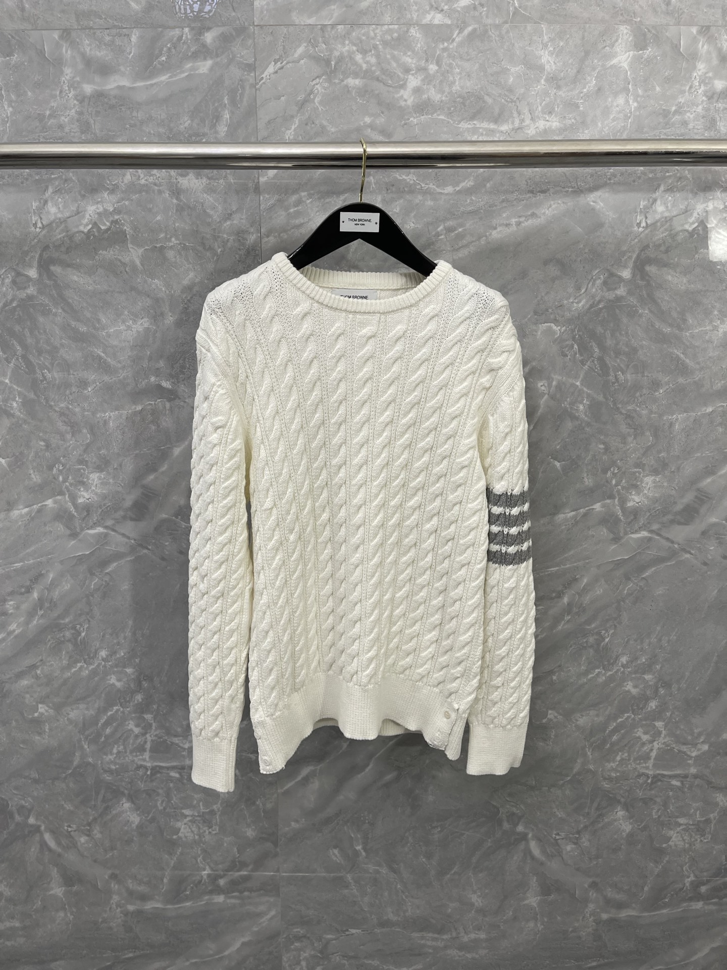 NO:637912,Heavyweight TB college style thick knitted pullover sweater. TB style pullover sweater is also a trend among classics. The two colors are very fashionable and are recommended for self-recommendation!!! It adopts twist shape effect, high density and tight texture, concave and convex body texture, classic four-stripe embellishment on the sleeves and hem, hidden red and green webbing details with slits on both sides of the sleeves + hem, pure deep sea mother-of-pearl buckles embellishment, real low-key connotation!  The upper body has a more preppy and age-reducing effect. The knitted top with thick stitches is also very warm!  The fabric is made of long-staple cotton worsted used by TB. It feels soft, delicate and has weight and thickness. The upper body has a stylish shape and has an outstanding aura!  size1234,thom brown-clothing,thom browne,sweaters,alexander wang19860909重磅TB学院风粗针织套头毛衣 TB风的套头毛衣也是经典中的潮流了,2个颜色都非常洋气时髦 自留推荐!!! 采用麻花造型效果,密织度高 紧密结实,凹凸衣身肌里质感,袖臂经典四条杠点缀,袖子+下摆两侧开叉隐藏的红绿织带细节,纯正深海母贝扣 点缀,真正的低调内涵！上身出来更加的有学院风减龄的效果,粗棒针的针织上衣 ,上身也很保暖！ 面料TB御用的长绒棉精纺,手感柔软细腻有分量筋骨有厚度 ,上身有款有型的版型 气场出众！ size1234,汤姆布朗-服装,thom browne,sweaters,alexander wang,Women's clothing