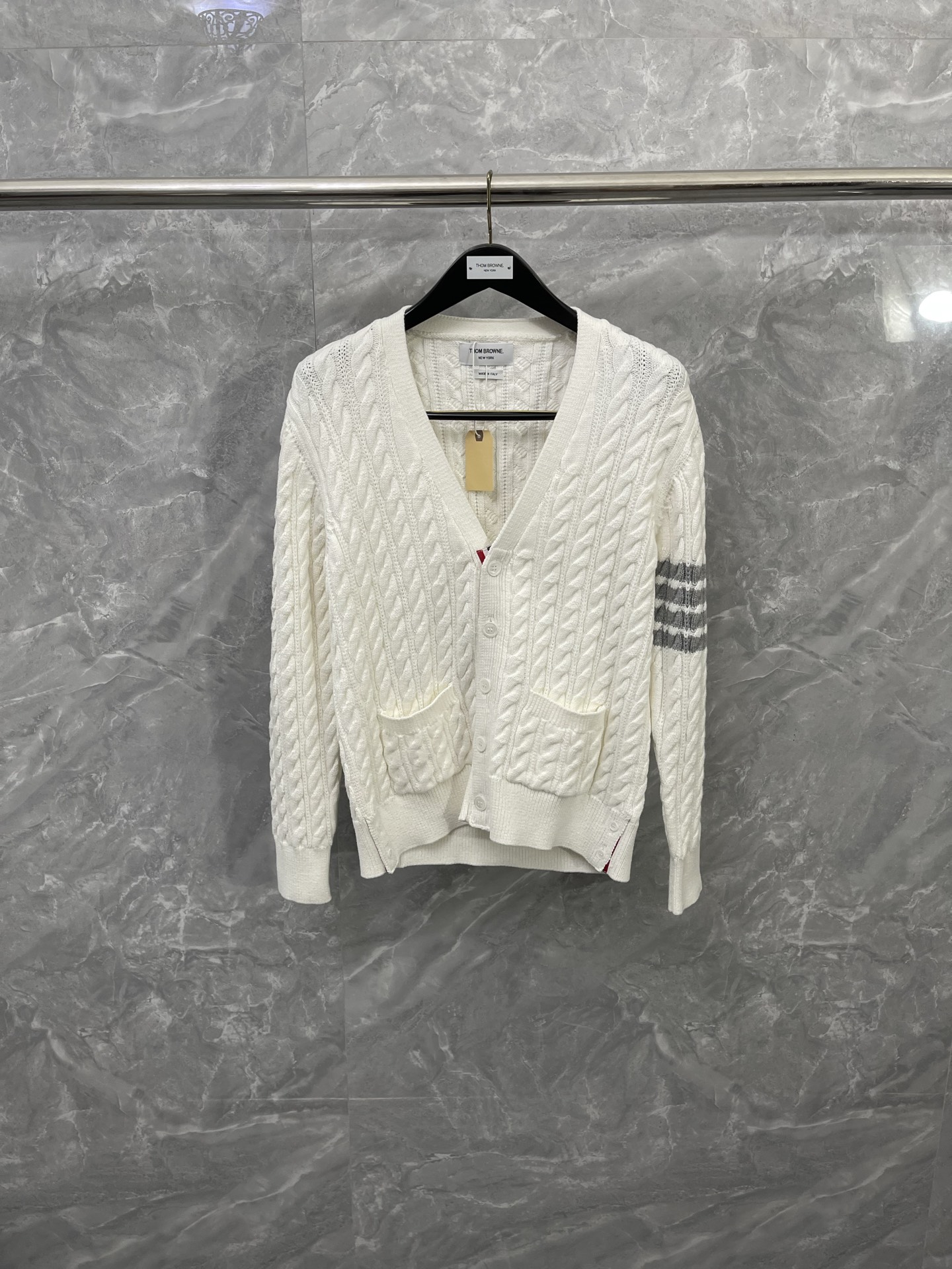 NO:637915,Heavyweight TB college style thick knitted cardigan sweater. TB style pullover sweater is also a classic trend. The two colors are very fashionable and are recommended for self-recommendation!!! It adopts twist shape effect, high density and tight texture, concave and convex body texture, classic four-stripe embellishment on the sleeves and hem, hidden red and green webbing details with slits on both sides of the sleeves + hem, pure deep sea mother-of-pearl buckles embellishment, real low-key connotation!  The upper body has a more preppy and age-reducing effect. The knitted top with thick stitches is also very warm!  The fabric is made of long-staple cotton worsted used by TB. It feels soft, delicate and has weight and thickness. The upper body has a stylish shape and has an outstanding aura!  size1234,thom brown-clothing,thom browne,sweaters,alexander wang19860909重磅TB学院风粗针织开衫毛衣 TB风的套头毛衣也是经典中的潮流了,2个颜色都非常洋气时髦 自留推荐!!! 采用麻花造型效果,密织度高 紧密结实,凹凸衣身肌里质感,袖臂经典四条杠点缀,袖子+下摆两侧开叉隐藏的红绿织带细节,纯正深海母贝扣 点缀,真正的低调内涵！上身出来更加的有学院风减龄的效果,粗棒针的针织上衣 ,上身也很保暖！ 面料TB御用的长绒棉精纺,手感柔软细腻有分量筋骨有厚度 ,上身有款有型的版型 气场出众！ size1234,汤姆布朗-服装,thom browne,sweaters,alexander wang,Women's clothing