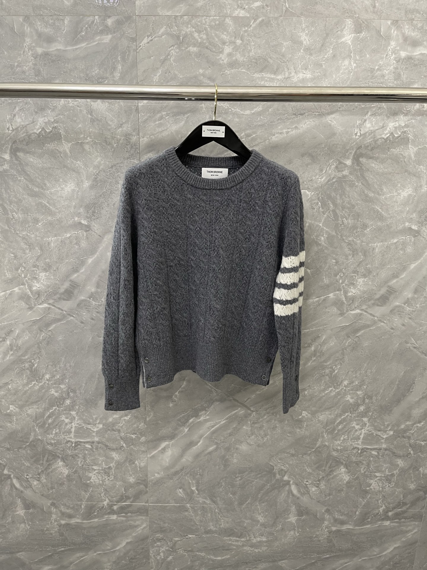 NO:637918,TB hollow cable pullover women's sweater. Fine imitation wool fabric. It feels very delicate and soft. It is close to the skin and does not tie the body. Customized deep-sea shell buttons. Yarn-dyed four-stripe matching. Low-key luxury. Can be worn outside. size012, Thom Browne-clothing,thom browne,sweaters,alexander wang19860909TB镂空绞花套头女式毛衣 精仿羊毛面料 手感非常细腻柔软 亲肌肤不扎身 定制深海贝壳纽扣 色织四条纹搭配 低调奢华 可外穿搭配 size012,汤姆布朗-服装,thom browne,sweaters,alexander wang,Women's clothing