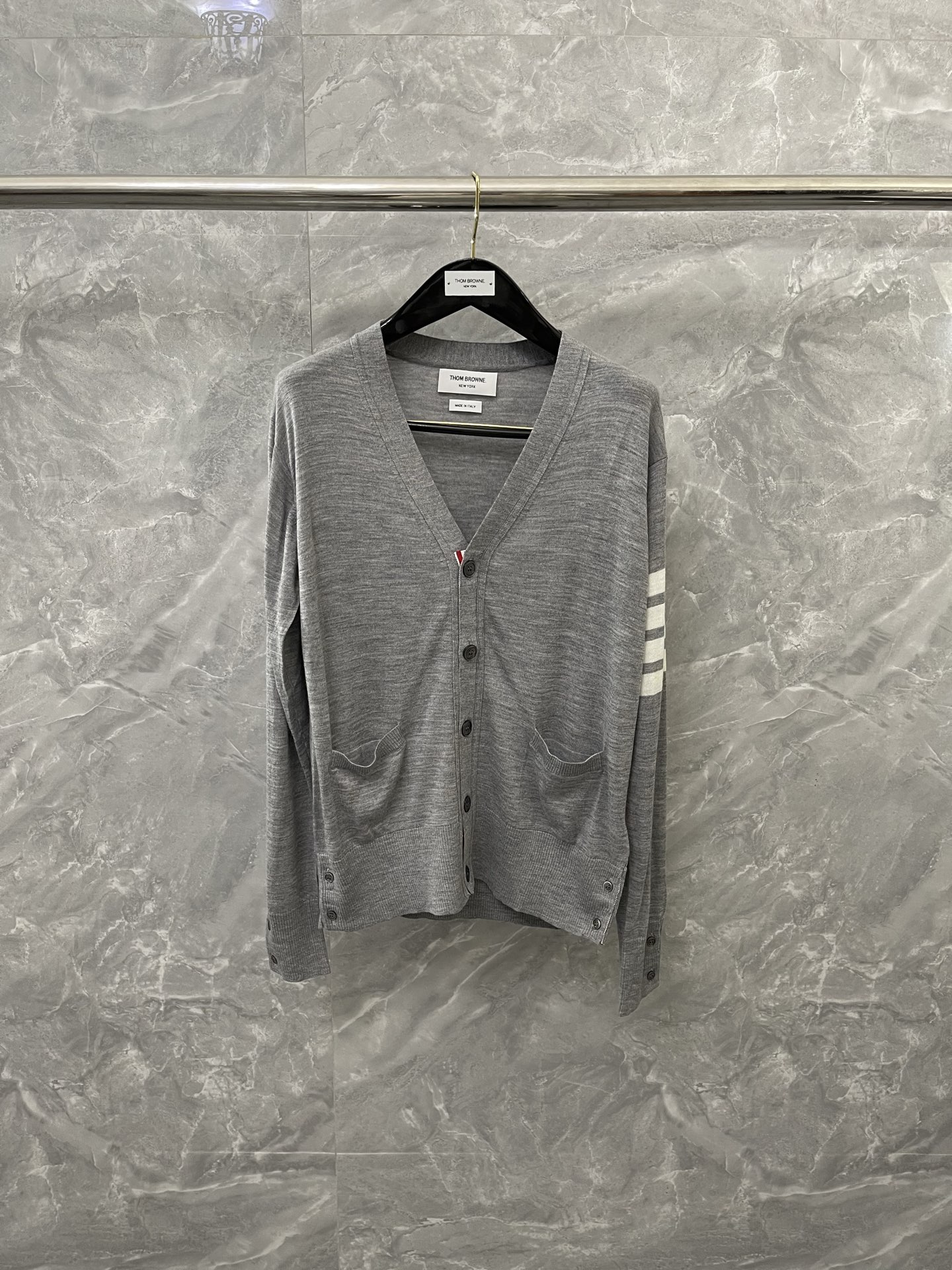 NO:637906,TB five-button cardigan sweater!  Whether it is a classic basic style or a unique niche style, the more classic the style, the more challenging it is!  Buying a version to make goods is what I have always adhered to since I started making replicas. If you don’t buy a version, you will never know how good the details of its workmanship are. The market version can only make a rough estimate based on pictures and is not worth mentioning. This one is made of top-grade wool Yangzi yarn and other imported sweaters. Let’s compare and see the details and make them. It is also excellent to make air-conditioning shirts and sun protection shirts in summer, good-looking and practical~ size01234, Thom Brown-clothing, thom browne, sweaters, alexander wang19860909TB 五扣开衫毛衣！不管是经典的基础款还是个性的小众款,越是经典的款式越有挑战！买版做货这是我做复刻以来一直坚守的,不买版你永远不知道它的做工细节有多好,看图做货的市场版本只能做出个大概根本不值得一提.这款是采用顶级羊毛扬子纱,其他啥子进口毛衣,来对比看看,细节、做看看 ,夏天做空调衫防晒衫也是极好,好看又实用~ size01234,汤姆布朗-服装,thom browne,sweaters,alexander wang,Women's clothing