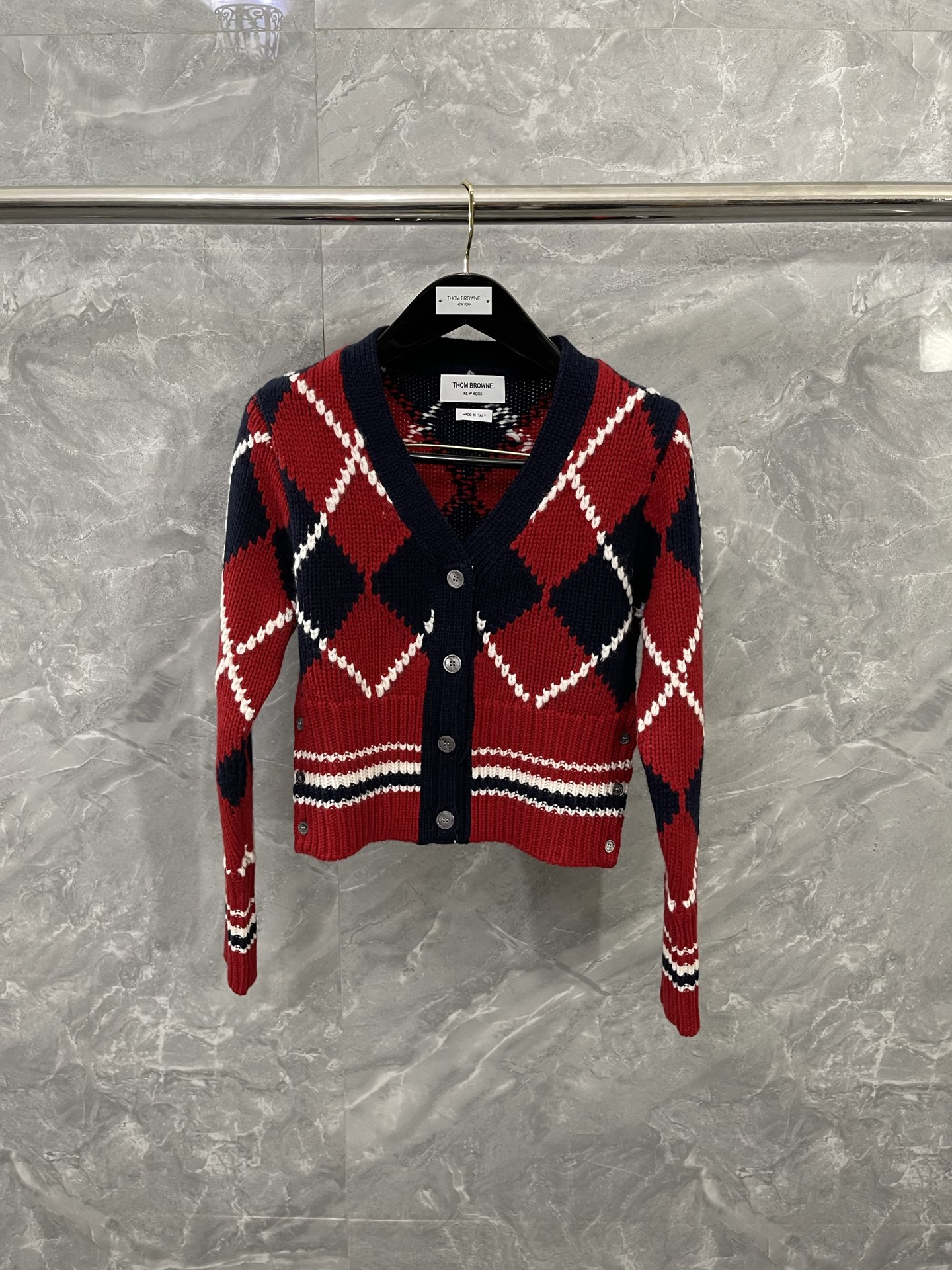 NO:637894,TB25 autumn and winter catwalk style matching 3-needle imported machine heavy-duty hanging wool color-blocking rhombus pattern wool V-neck knitted short cardigan with a three-dimensional slim fit. The clothes have the same three-dimensional feel as zp. It is not a common market currency!  Soft and waxy, skin-friendly and delicate without piercing the flesh. British style and short style, slimming and slimming. Exquisite retro preppy style to reduce age. size012, Thom Browne-clothing,thom browne,alexander wang19860909TB25秋冬走秀款对版3针进口机全身重工挂毛拼色菱格纹 羊毛V领针织短款开衫 版型立体修身 衣服和zp一样有立体感 非一般市场通货！软糯亲肤细腻不扎肉 英伦风洋气短款修身显瘦 精致复古学院风减龄 size012,汤姆布朗-服装,thom browne,alexander wang,Women's clothing