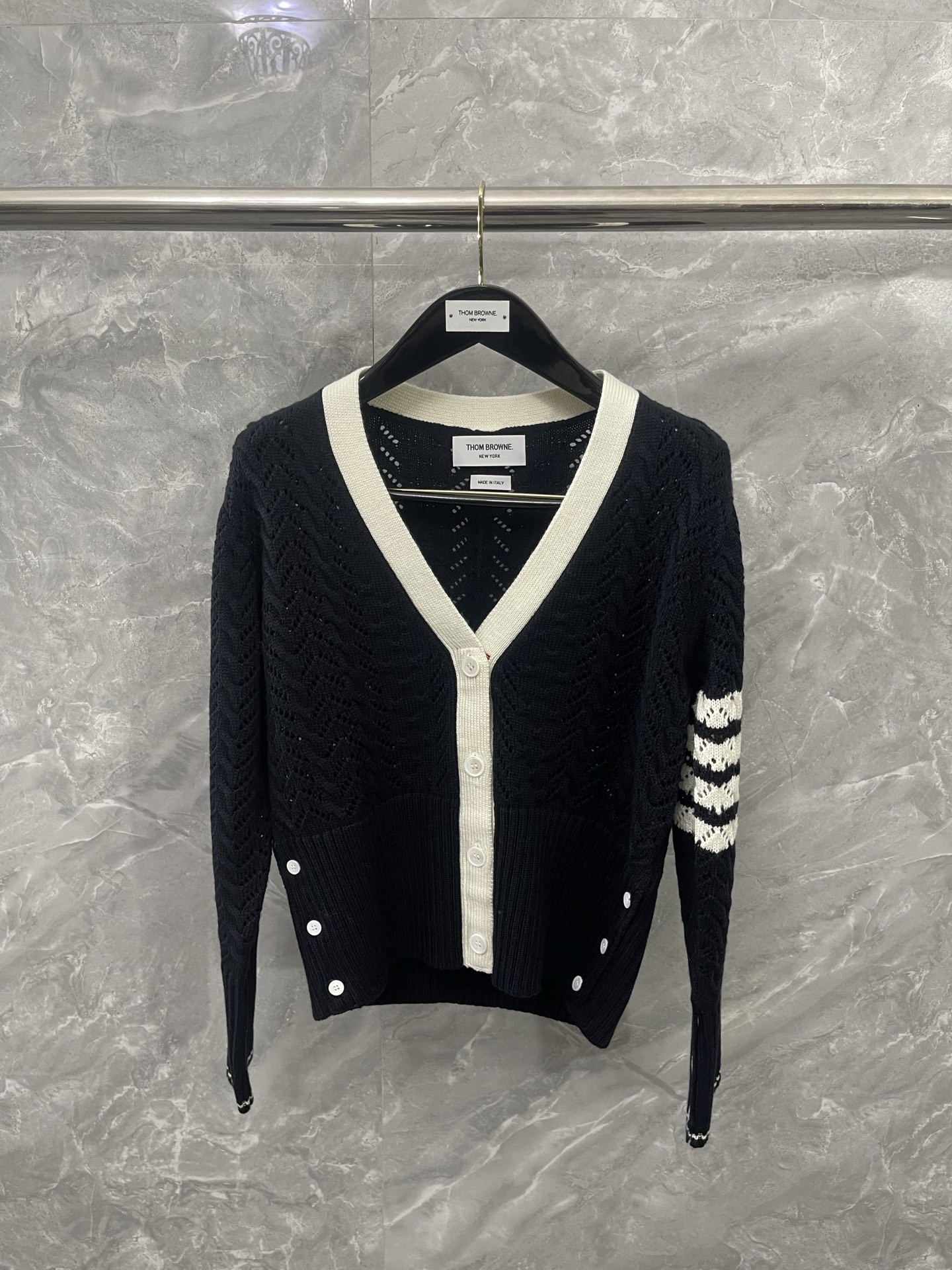 NO:637897,TB's popular autumn and winter heavy-duty cable peach hole hollow women's cardigan. Wool fabric. The same three-dimensional slim fit as always. Highlights the temperament. Fully customized shell buttons. Customized webbing. Re-engraved zp. Full of college style. size012, Thom Brown-clothing, Thom Browne, alexander wang19860909TB秋冬爆款重工绞花桃孔镂空女式开衫 羊毛面料 一如既往的立体修身版型 非常凸显气质 全定制贝壳纽扣 定制织带 复刻zp 满满的学院风 size012,汤姆布朗-服装,thom browne,alexander wang,Women's clothing