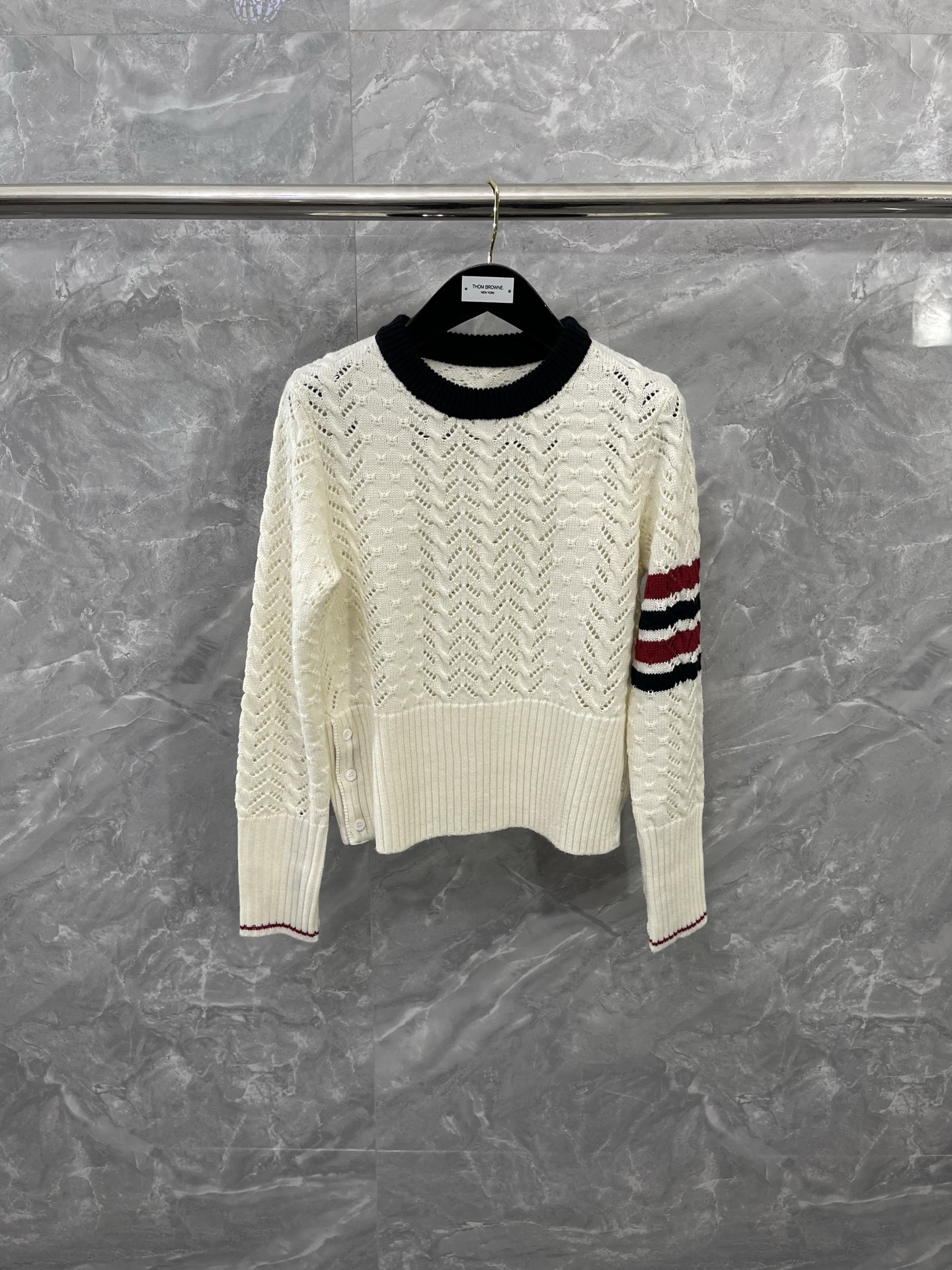 NO:637891,TB autumn and winter hot heavy industry cable peach hole hollow women's pullover sweater, wool fabric, as always three-dimensional slim fit, very prominent temperament, fully customized shell buttons, customized webbing, replica zp, full of college style size012, Thom Browne-clothing,thom browne,sweaters,alexander wang19860909TB秋冬爆款重工绞花桃孔镂空女式套头毛衣 羊毛面料 一如既往的立体修身版型 非常凸显气质 全定制贝壳纽扣 定制织带 复刻zp 满满的学院风 size012,汤姆布朗-服装,thom browne,sweaters,alexander wang,Women's clothing