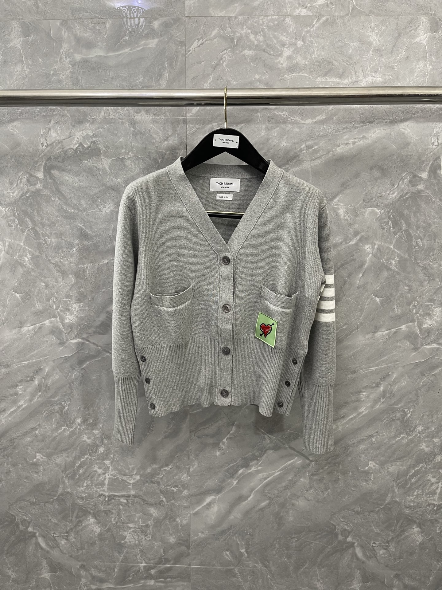 NO:637917,Cupid's Arrow of Love TB yarn-dyed four-stripe four-button pocket love note patch cardigan is made of combed cotton fabric and has a three-dimensional slim fit that really highlights your figure!  Three buttons at the hem!  Buttons pure deep sea shell customization, custom webbing size012, Thom Browne-clothing,thom browne,alexander wang19860909丘比特爱心之箭 TB色织四条纹四扣口袋爱心音符贴布开衫 采用精梳棉面料 衣服立体修身版型,非常凸显身材！下摆三粒扣！纽扣纯深海贝壳定制,定制织带 size012,汤姆布朗-服装,thom browne,alexander wang,Women's clothing