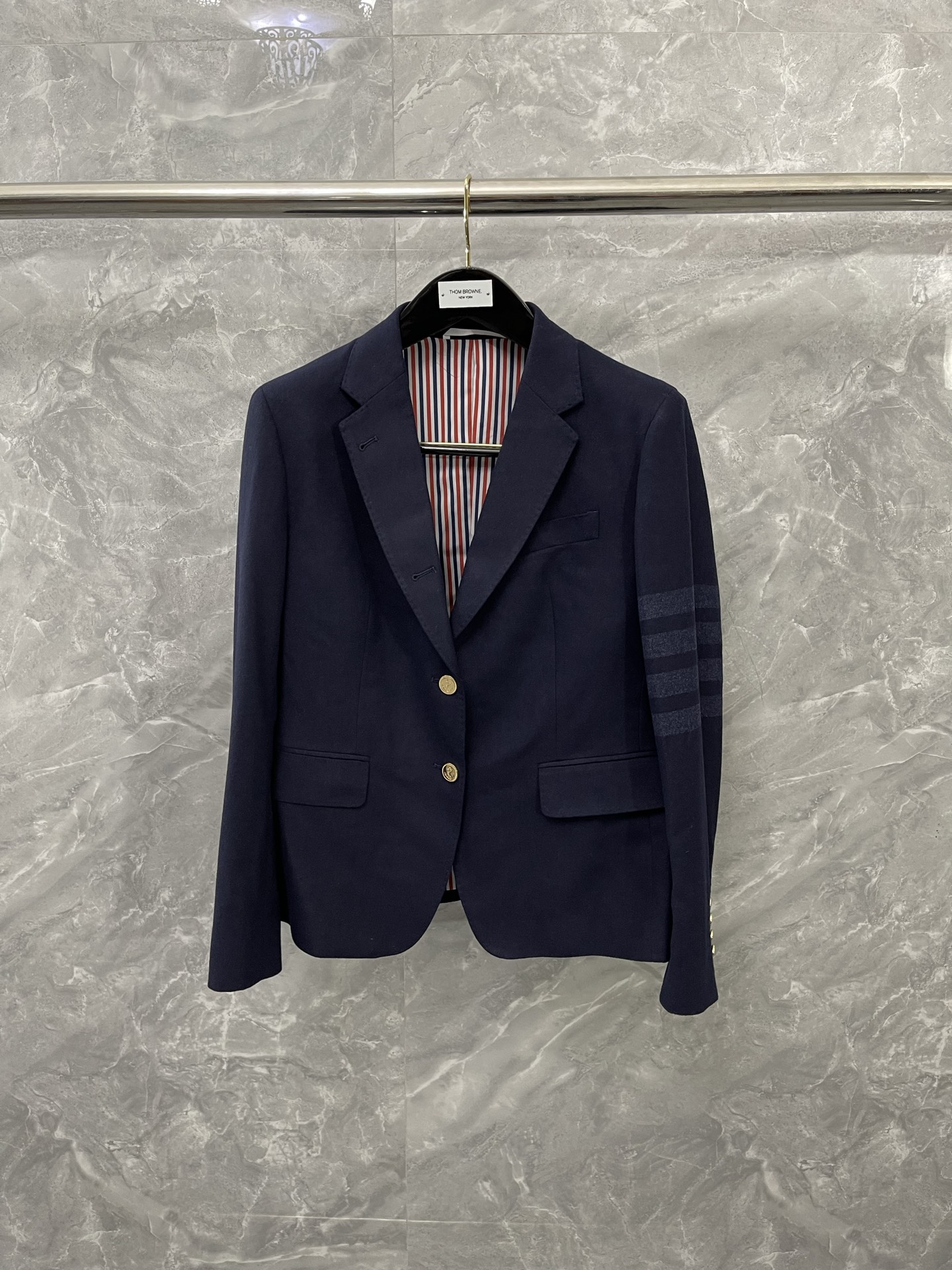 NO:637914,TB women's pure woolen short suit has a delicate and comfortable feel. It is matched with yarn-dyed four stripes. The picture highlights the details. The three-dimensional slim fit of the dress makes you look slimmer!  Original shipped with original label, gray with horn buckle, navy blue with gold buckle, size0123 P, Thom Browne-clothing,thom browne,alexander wang19860909TB女款纯羊毛毛呢短款小西服,手感细腻舒适 搭配色织四条纹 图片凸显细节 衣服立体修身剪裁显瘦！原版原标出货 灰色搭配牛角扣 藏青搭配金扣 size0123 P,汤姆布朗-服装,thom browne,alexander wang,Women's clothing