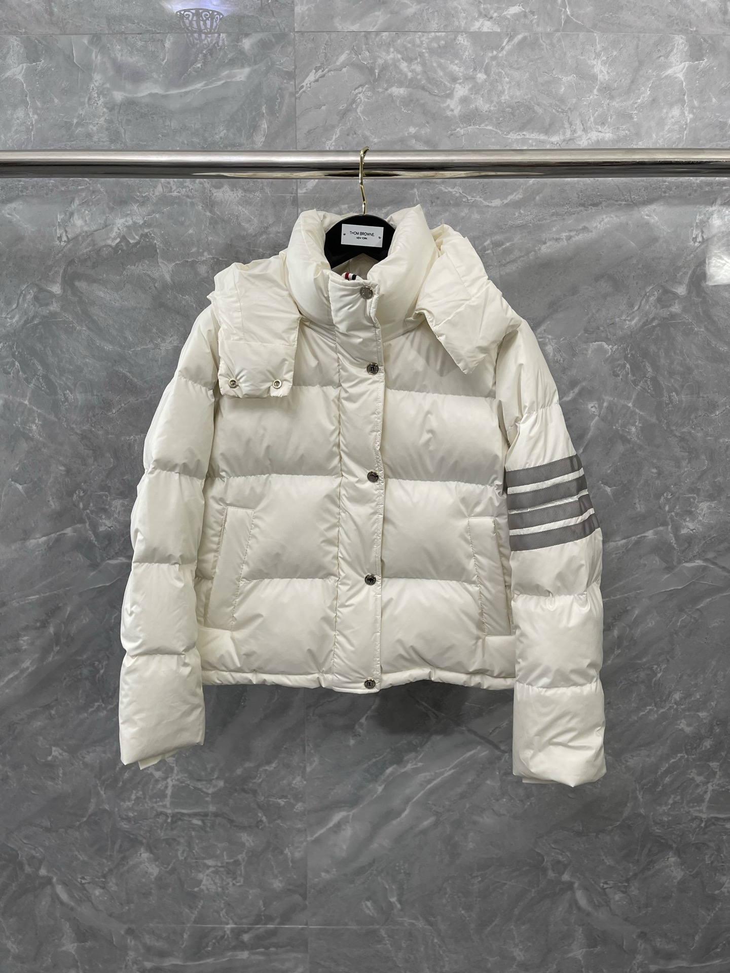 NO:637911,TB classic women's short hooded baguette down jacket. The fabric is windproof, water-proof and oil-proof. The placket buttons and zippers achieve ten levels of windproofness. The upper body is extremely warm. Casual fit. The hood is removable. The hem is retractable and tightened. Highly recommended. size012, Thom Browne-clothing,thom browne,down jacket,hats,alexander wang19860909TB经典女式短款连帽面包羽绒服 面料可防风放水防油 门襟纽扣搭配拉链达到十级防风 上身效果异常保暖 休闲版型 帽子可拆卸 下摆可伸缩收紧 强烈推荐 size012,汤姆布朗-服装,thom browne,down jacket,hats,alexander wang,Women's clothing