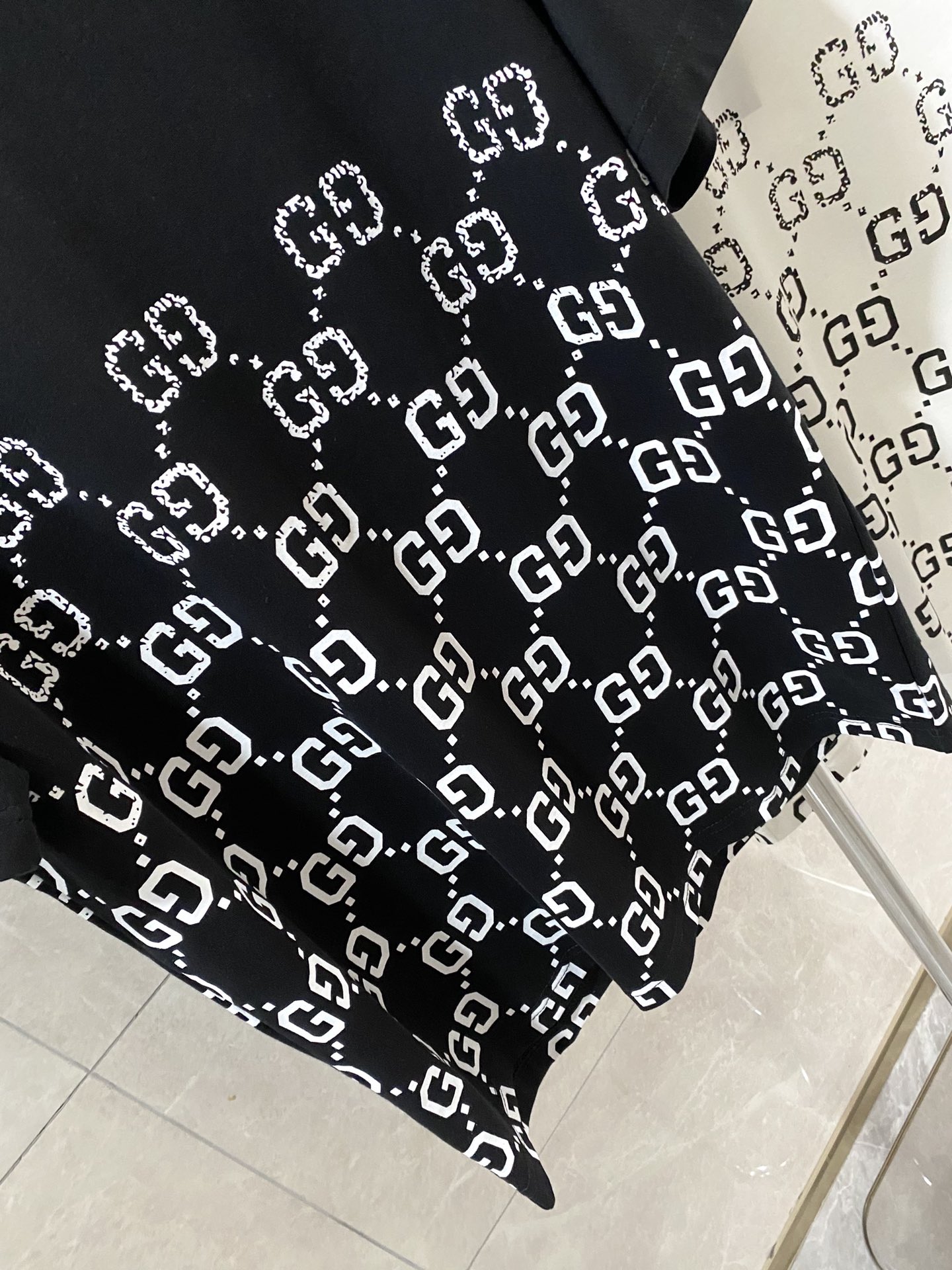 P235,Gu夏季新款品牌字母Logo纯棉圆领短袖T恤,情侣款25新款短袖T恤,设计师以节俭美学和简洁的线条创造简约时尚风格,秉承品牌的要求工艺达到完美做工,面料有一定的厚度挺括有型,高支纯棉透气性好,螺纹面料细节,前后标志性品牌字母设计,简单中透露高级感,经典情侣款必备单品,一年四季都可以反复叠穿及搭配
黑色/白色/XXs-L
尺寸参考:
XXs码/肩宽46cm,胸围104cm,衣长72cm
Xs码/肩宽47cm,胸围108cm,衣长73cm
S码/肩宽48cm,胸围112cm,衣长74cm
M码/肩宽49cm,胸围116cm,衣长75cm
L码/肩宽50cm,胸围120cm,衣长76cm