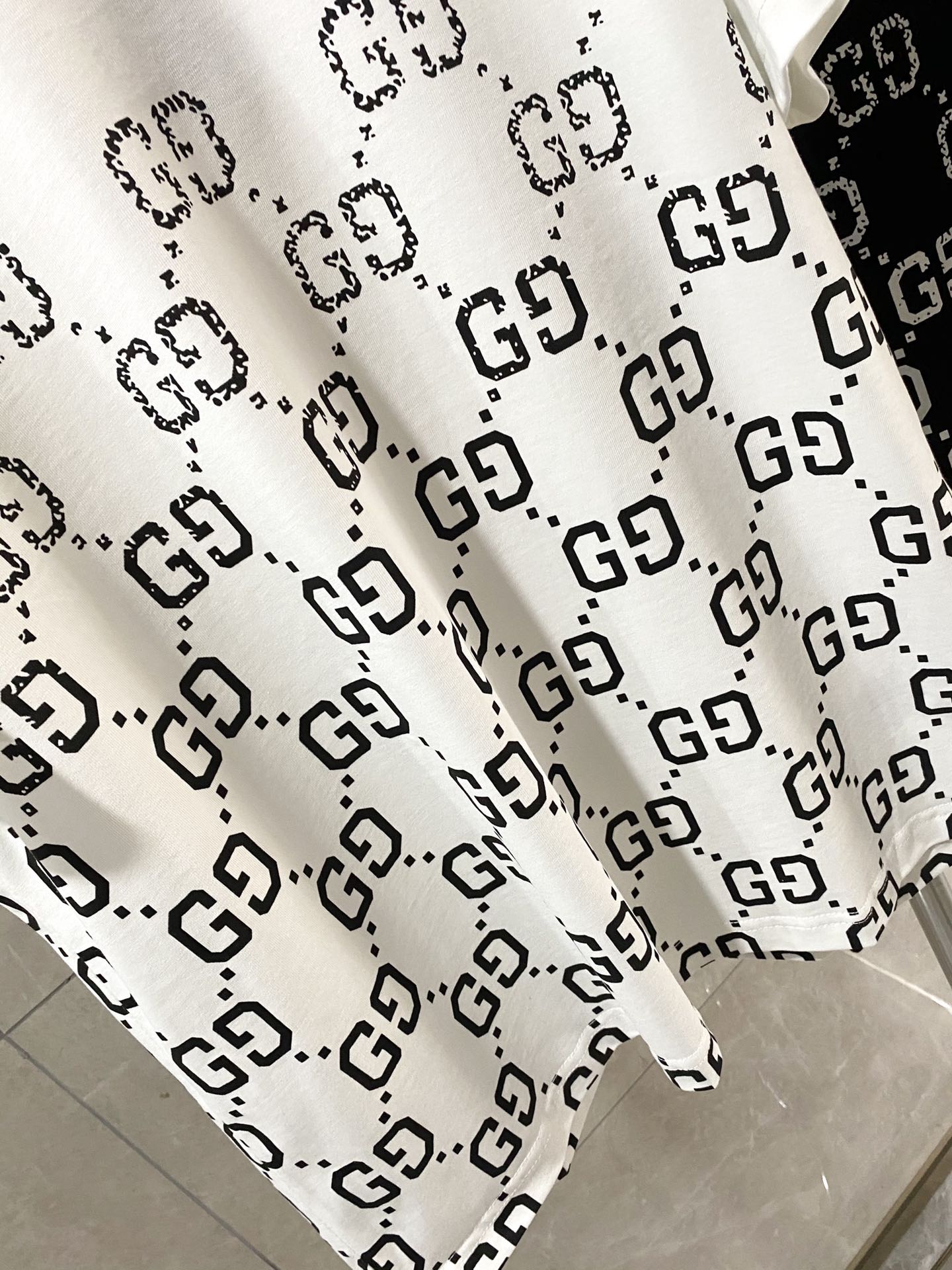 P235,Gu夏季新款品牌字母Logo纯棉圆领短袖T恤,情侣款25新款短袖T恤,设计师以节俭美学和简洁的线条创造简约时尚风格,秉承品牌的要求工艺达到完美做工,面料有一定的厚度挺括有型,高支纯棉透气性好,螺纹面料细节,前后标志性品牌字母设计,简单中透露高级感,经典情侣款必备单品,一年四季都可以反复叠穿及搭配
黑色/白色/XXs-L
尺寸参考:
XXs码/肩宽46cm,胸围104cm,衣长72cm
Xs码/肩宽47cm,胸围108cm,衣长73cm
S码/肩宽48cm,胸围112cm,衣长74cm
M码/肩宽49cm,胸围116cm,衣长75cm
L码/肩宽50cm,胸围120cm,衣长76cm