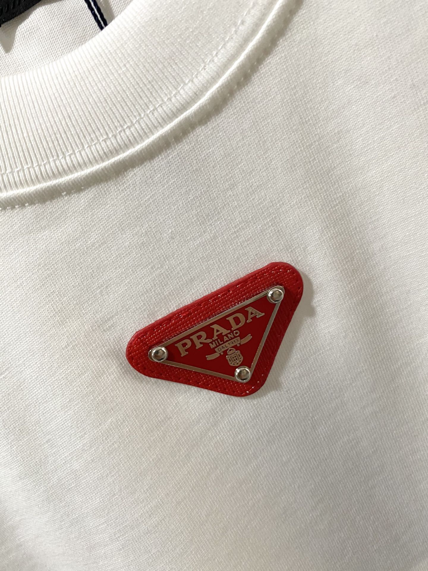 P230,Pra夏季新款倒三角铭牌绣标Logo纯棉圆领短袖T恤,情侣款25新款短袖T恤,设计师以节俭美学和简洁的线条创造简约时尚风格,秉承品牌的要求工艺达到完美做工,面料有一定的厚度挺括有型,高支纯棉透气性好,螺纹面料细节,胸口标志性品牌倒三角铭牌设计,简单中透露高级感,经典情侣款必备单品,一年四季都可以反复叠穿及搭配
黑色/白色/XXs-L
尺寸参考:
XXs码/肩宽46cm,胸围104cm,衣长71cm
Xs码/肩宽47cm,胸围108cm,衣长72cm
S码/肩宽48cm,胸围112cm,衣长73cm
M码/肩宽49cm,胸围116cm,衣长74cm
L码/肩宽50cm,胸围120cm,衣长75cm