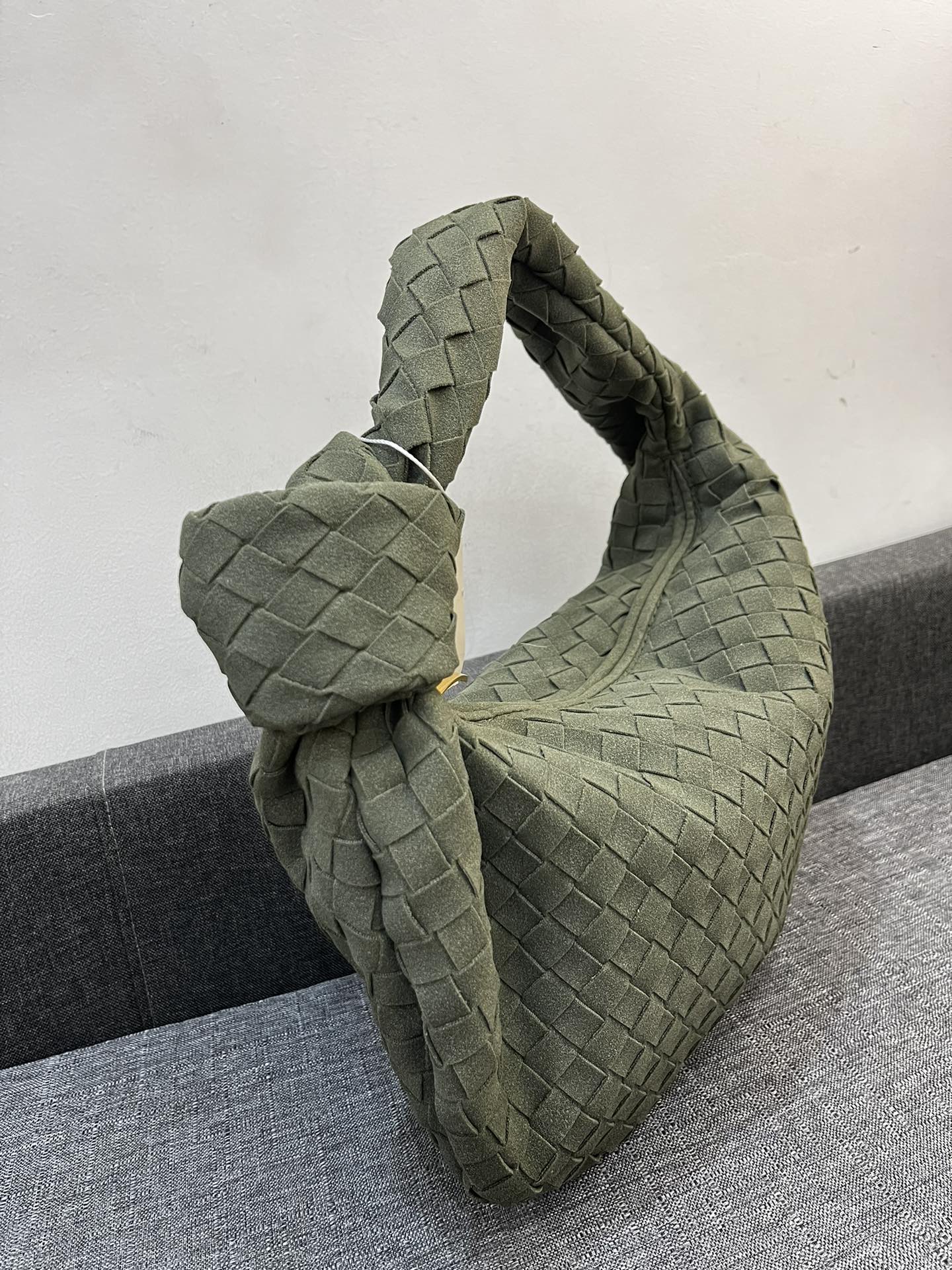 
小170💰大180💰
BV磨砂皮｜Teen Jodie 打结包35cm
随性中又带有时髦感
优雅大气 与众不同
不一样的搭配 可手拎可腋下
尺寸大 35*26
      小 25*16