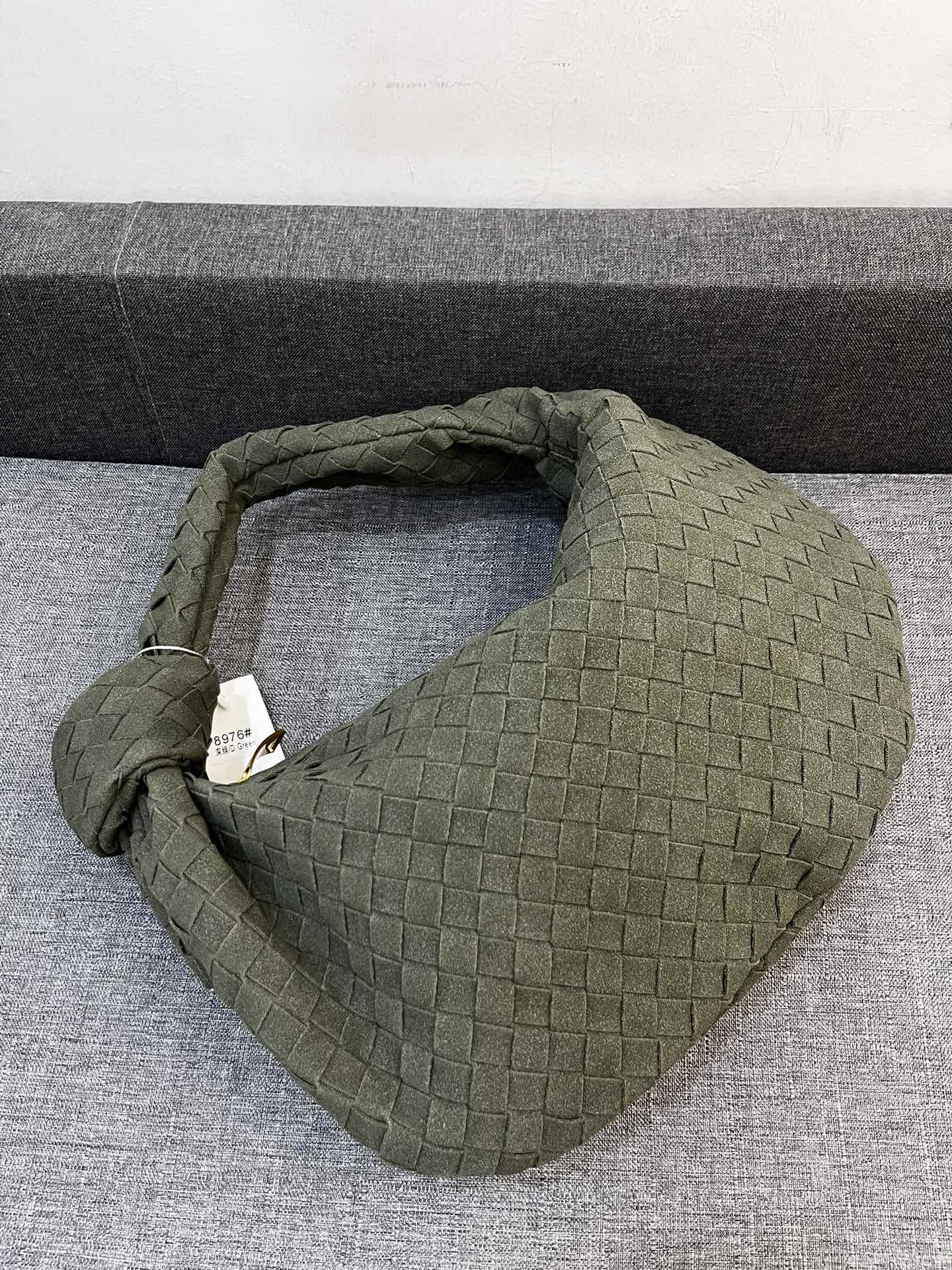 
小170💰大180💰
BV磨砂皮｜Teen Jodie 打结包35cm
随性中又带有时髦感
优雅大气 与众不同
不一样的搭配 可手拎可腋下
尺寸大 35*26
      小 25*16