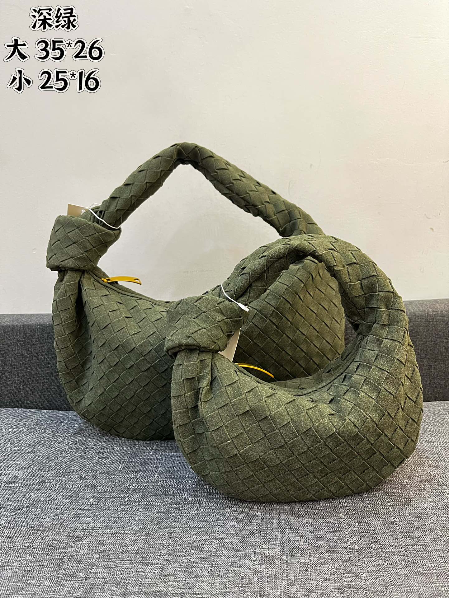 
小170💰大180💰
BV磨砂皮｜Teen Jodie 打结包35cm
随性中又带有时髦感
优雅大气 与众不同
不一样的搭配 可手拎可腋下
尺寸大 35*26
      小 25*16