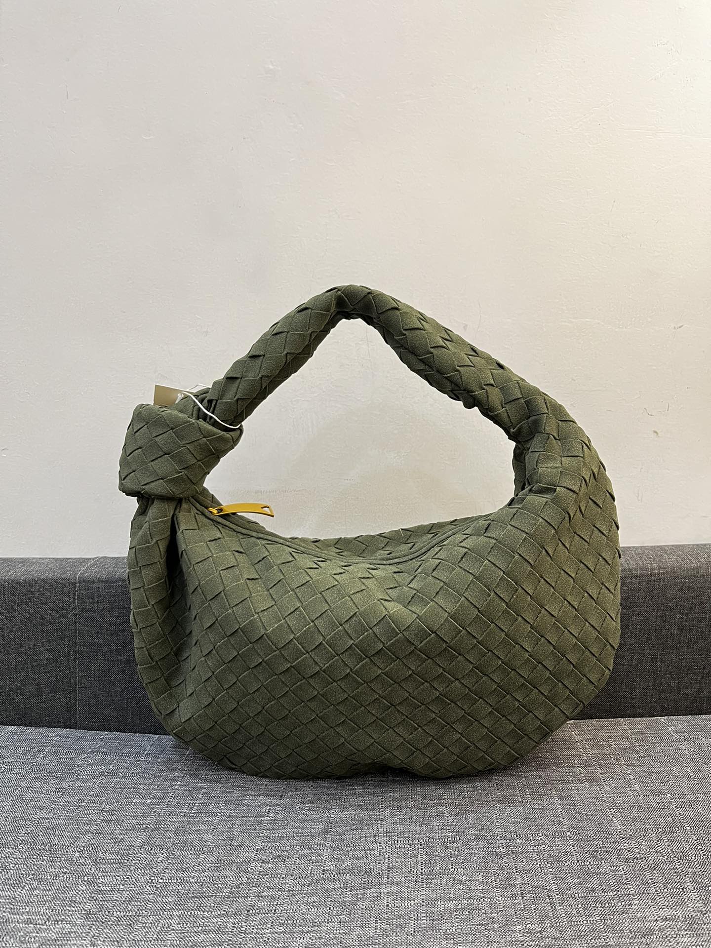 
小170💰大180💰
BV磨砂皮｜Teen Jodie 打结包35cm
随性中又带有时髦感
优雅大气 与众不同
不一样的搭配 可手拎可腋下
尺寸大 35*26
      小 25*16