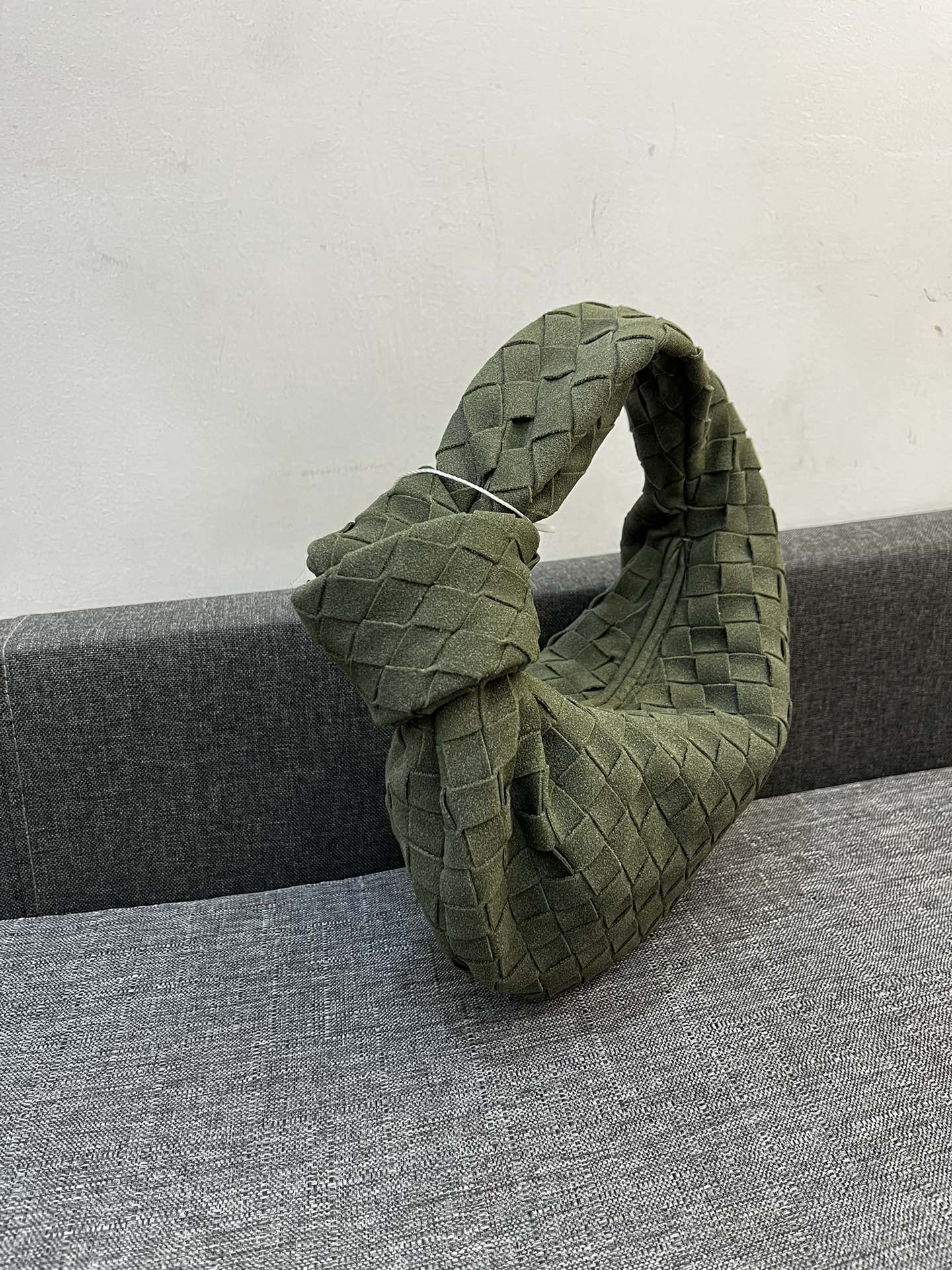 
小170💰大180💰
BV磨砂皮｜Teen Jodie 打结包35cm
随性中又带有时髦感
优雅大气 与众不同
不一样的搭配 可手拎可腋下
尺寸大 35*26
      小 25*16