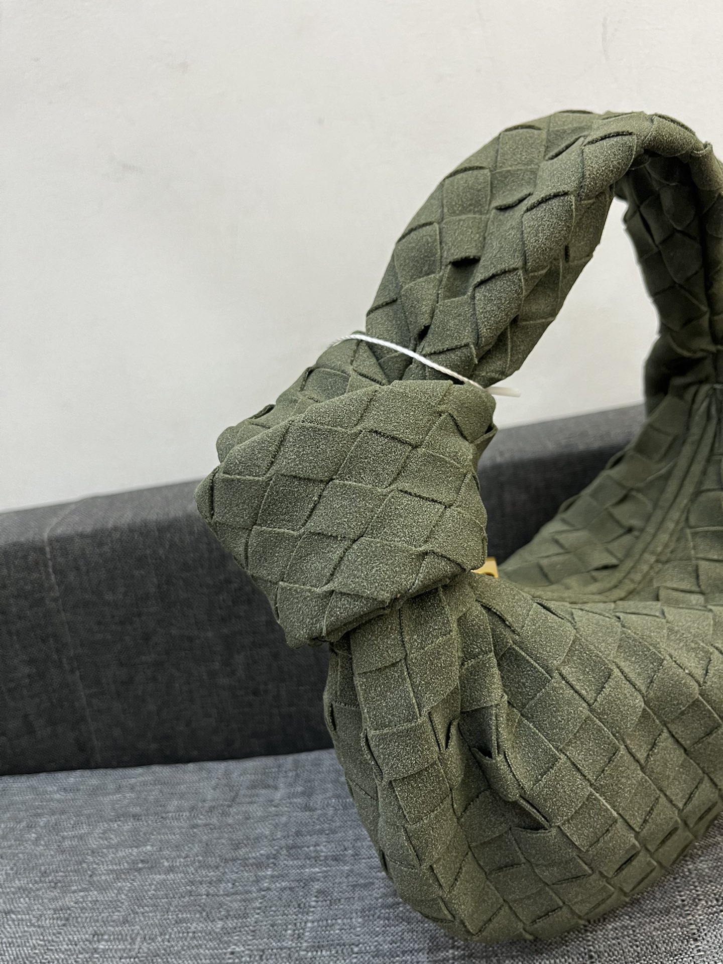 
小170💰大180💰
BV磨砂皮｜Teen Jodie 打结包35cm
随性中又带有时髦感
优雅大气 与众不同
不一样的搭配 可手拎可腋下
尺寸大 35*26
      小 25*16
