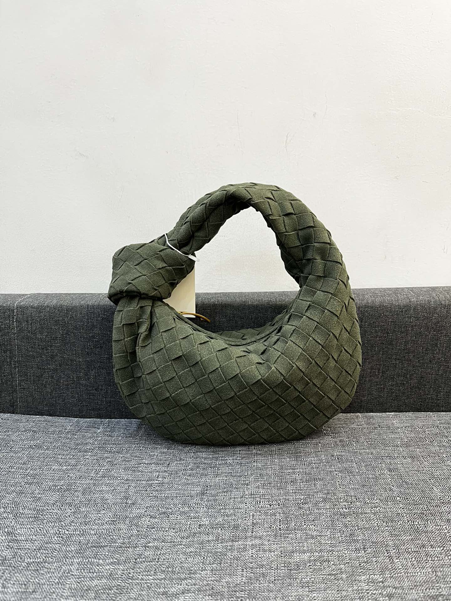 
小170💰大180💰
BV磨砂皮｜Teen Jodie 打结包35cm
随性中又带有时髦感
优雅大气 与众不同
不一样的搭配 可手拎可腋下
尺寸大 35*26
      小 25*16