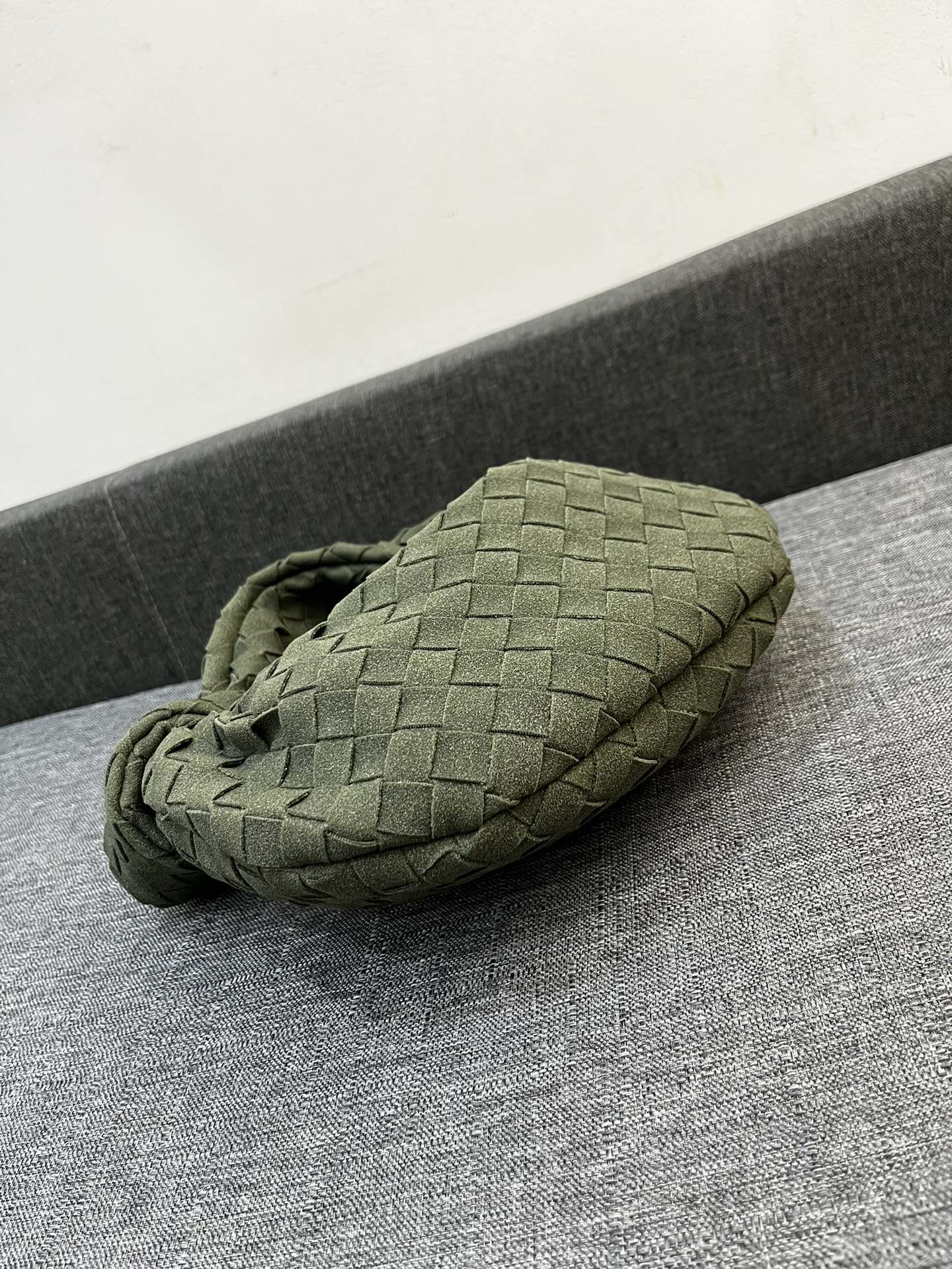
小170💰大180💰
BV磨砂皮｜Teen Jodie 打结包35cm
随性中又带有时髦感
优雅大气 与众不同
不一样的搭配 可手拎可腋下
尺寸大 35*26
      小 25*16