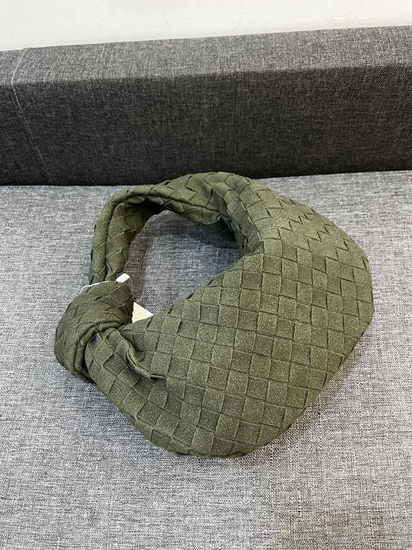 
小170💰大180💰
BV磨砂皮｜Teen Jodie 打结包35cm
随性中又带有时髦感
优雅大气 与众不同
不一样的搭配 可手拎可腋下
尺寸大 35*26
      小 25*16