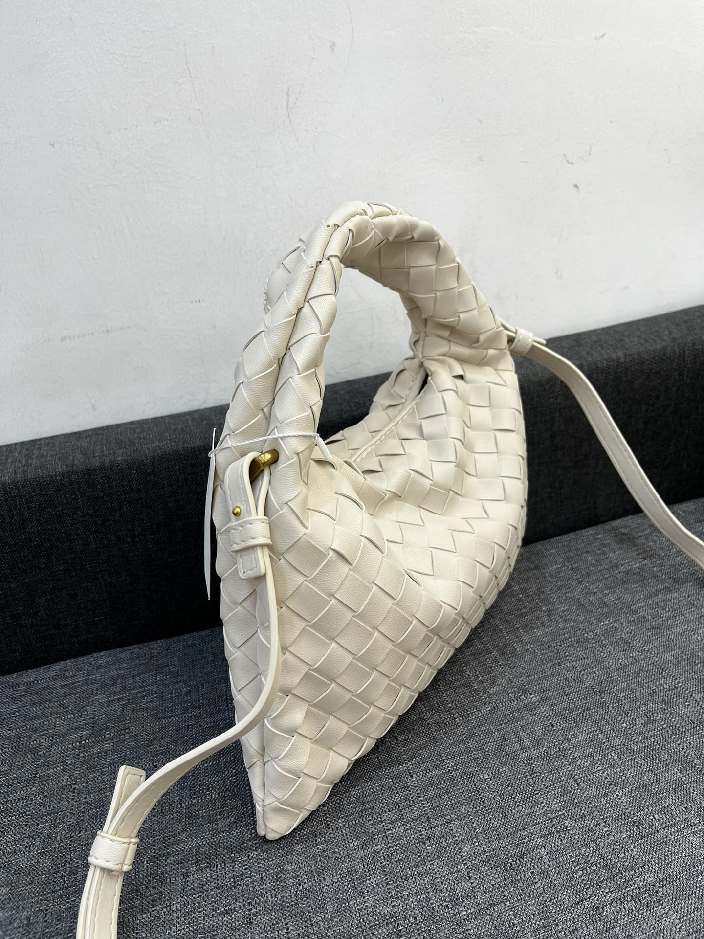 120💰130💰
BV全新HOP系列手袋
棱角分明  柔韧时髦
灵感源自经典手袋 Sloane和 Veneta
经典皮革编织工艺全手工打造
包身整体无缝合线  叠塔吸扣设计拿取方便
小号尺寸：28/17
大号尺寸：40/24