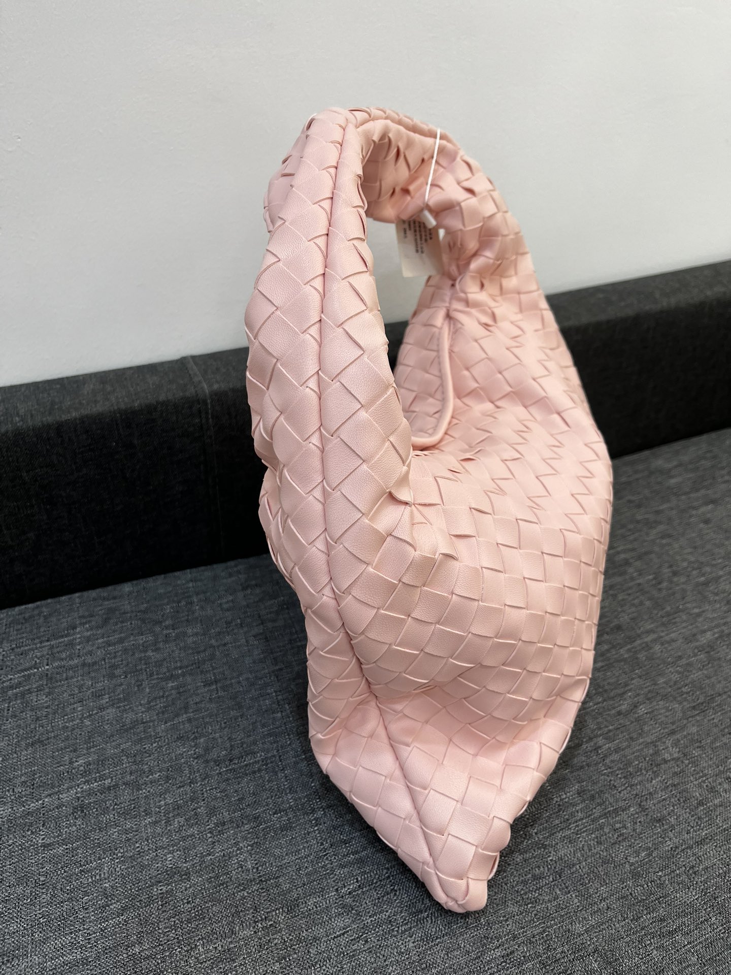 120💰130💰
BV全新HOP系列手袋
棱角分明  柔韧时髦
灵感源自经典手袋 Sloane和 Veneta
经典皮革编织工艺全手工打造
包身整体无缝合线  叠塔吸扣设计拿取方便
小号尺寸：28/17
大号尺寸：40/24