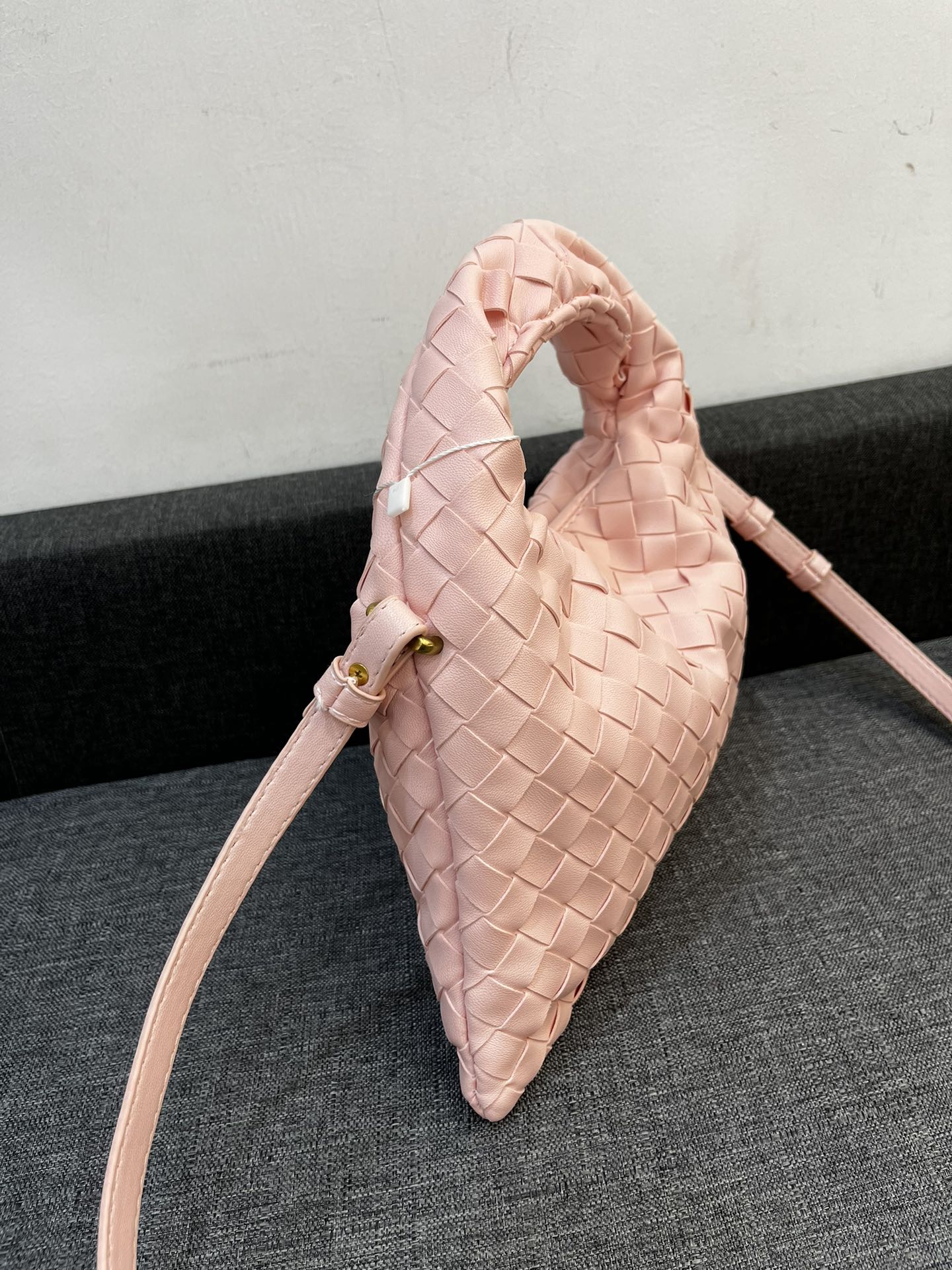 120💰130💰
BV全新HOP系列手袋
棱角分明  柔韧时髦
灵感源自经典手袋 Sloane和 Veneta
经典皮革编织工艺全手工打造
包身整体无缝合线  叠塔吸扣设计拿取方便
小号尺寸：28/17
大号尺寸：40/24
