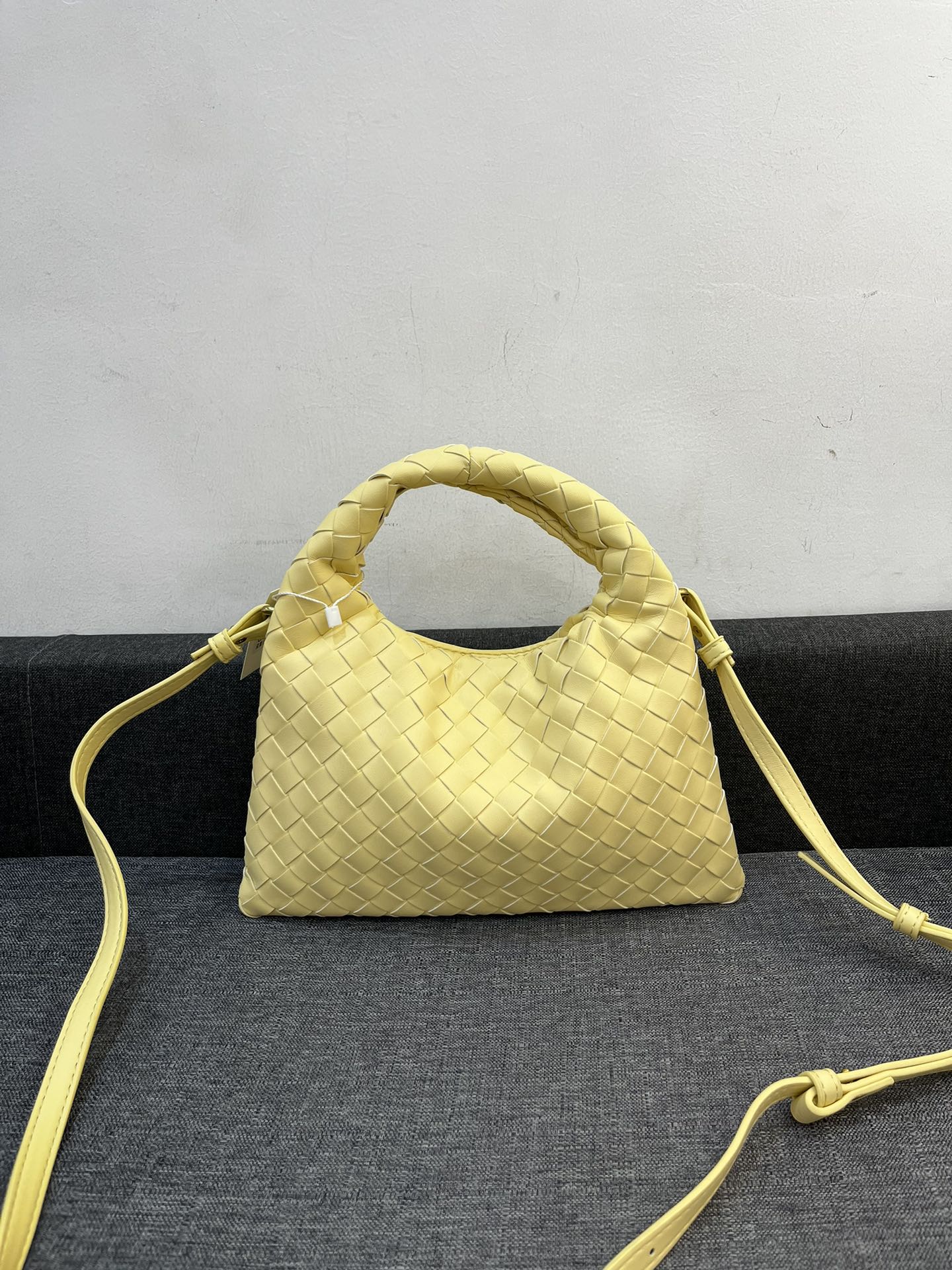 120💰130💰
BV全新HOP系列手袋
棱角分明  柔韧时髦
灵感源自经典手袋 Sloane和 Veneta
经典皮革编织工艺全手工打造
包身整体无缝合线  叠塔吸扣设计拿取方便
小号尺寸：28/17
大号尺寸：40/24