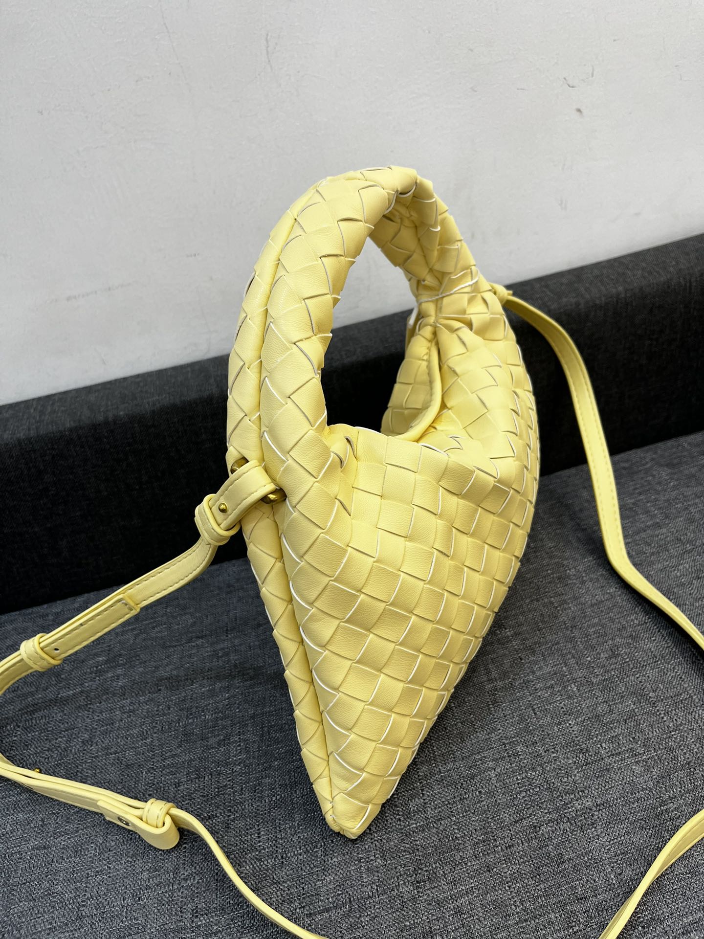 120💰130💰
BV全新HOP系列手袋
棱角分明  柔韧时髦
灵感源自经典手袋 Sloane和 Veneta
经典皮革编织工艺全手工打造
包身整体无缝合线  叠塔吸扣设计拿取方便
小号尺寸：28/17
大号尺寸：40/24