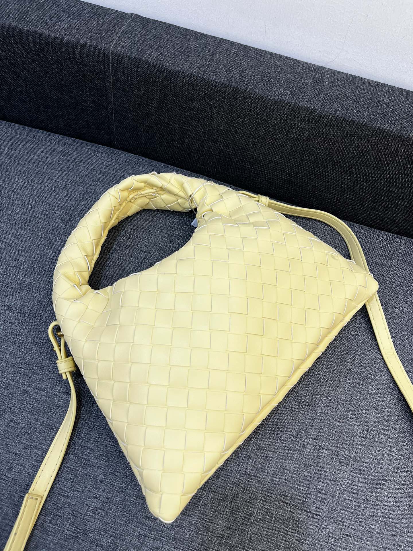 120💰130💰
BV全新HOP系列手袋
棱角分明  柔韧时髦
灵感源自经典手袋 Sloane和 Veneta
经典皮革编织工艺全手工打造
包身整体无缝合线  叠塔吸扣设计拿取方便
小号尺寸：28/17
大号尺寸：40/24