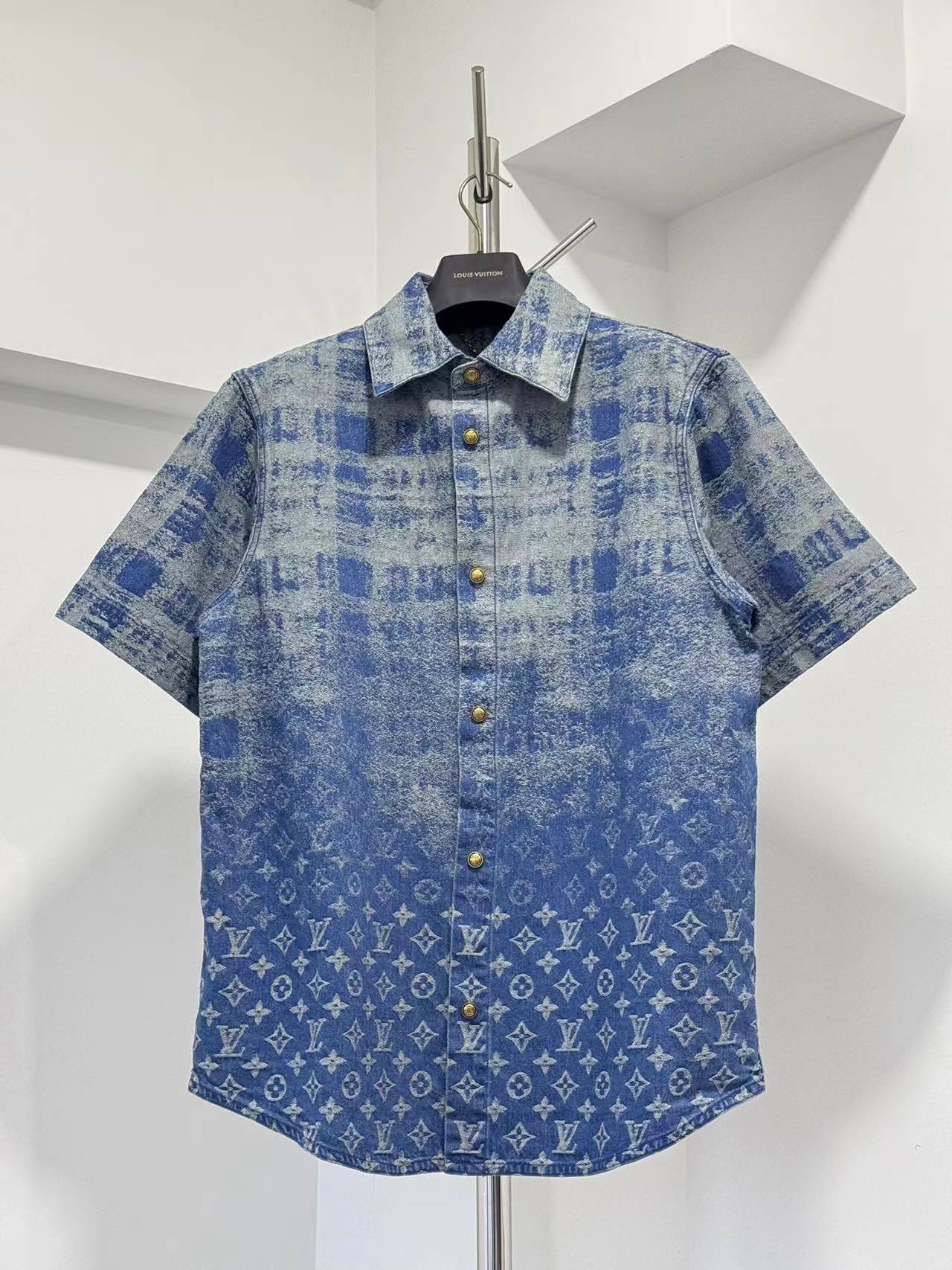 P205 Chaqueta vaquera de manga corta desgastada, desgastada y desgastada LV