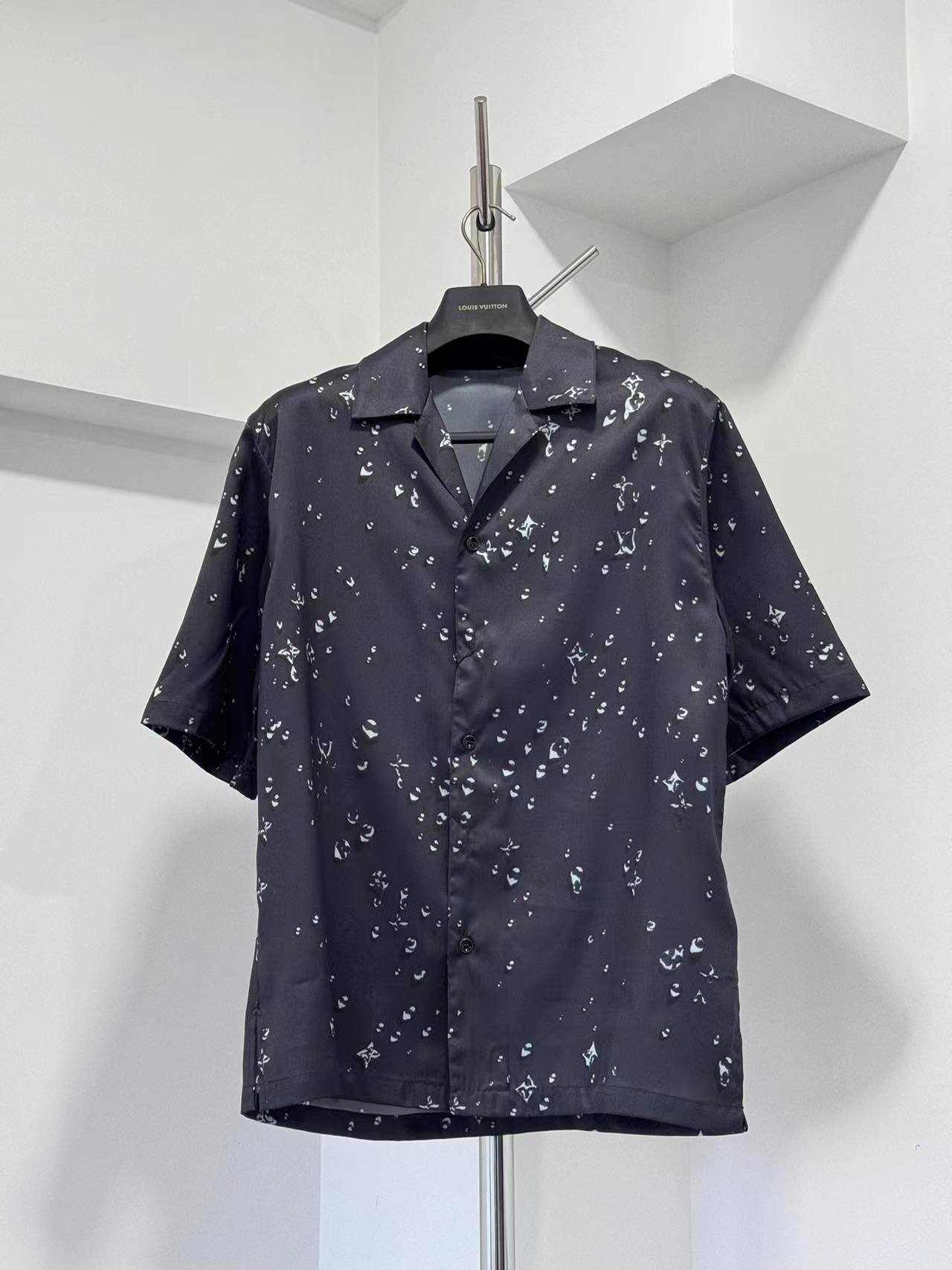 P190 LV camisa de manga corta con estampado de gotas de lluvia