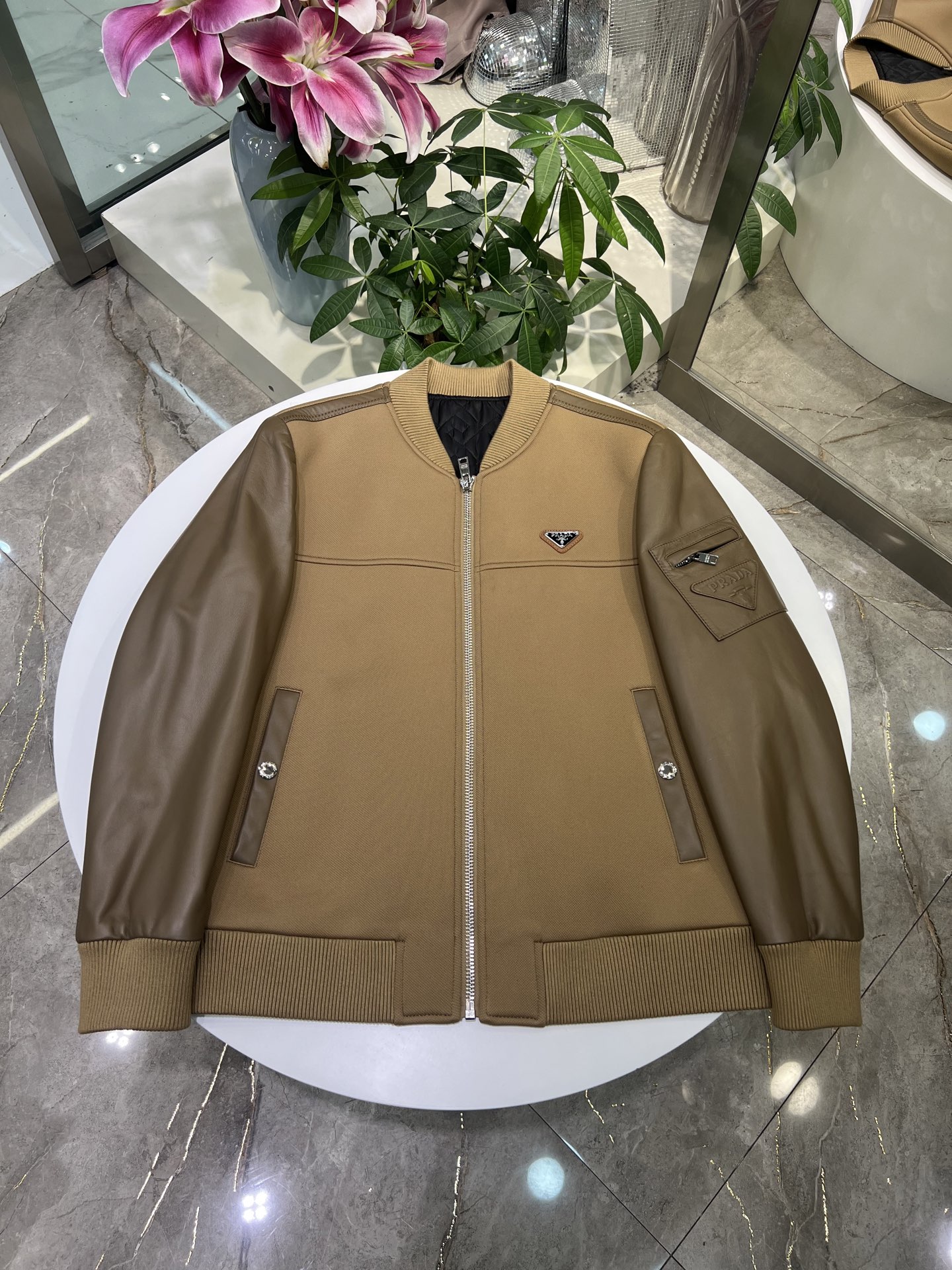 NO:511977,Prada ｜Autumn leather jacket｜High version top-level restore quality -3,,prada,leather jacket,alexander wang19860909普拉达 ｜秋款皮衣｜高版本顶级还原品质 -3,,prada,leather jacket,alexander wang,Men's clothing