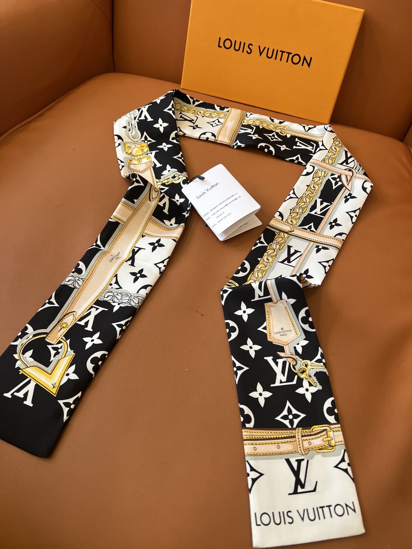 Louis Vuitton 以金属链、皮革带以及老花元素的丝带火到有钱也买不到 _官网一直处于预定状态_黑、粉、咖