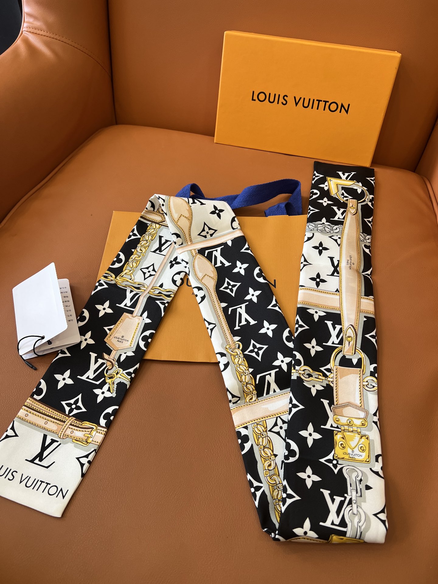 Louis Vuitton 以金属链、皮革带以及老花元素的丝带火到有钱也买不到 _官网一直处于预定状态_黑、粉、咖
