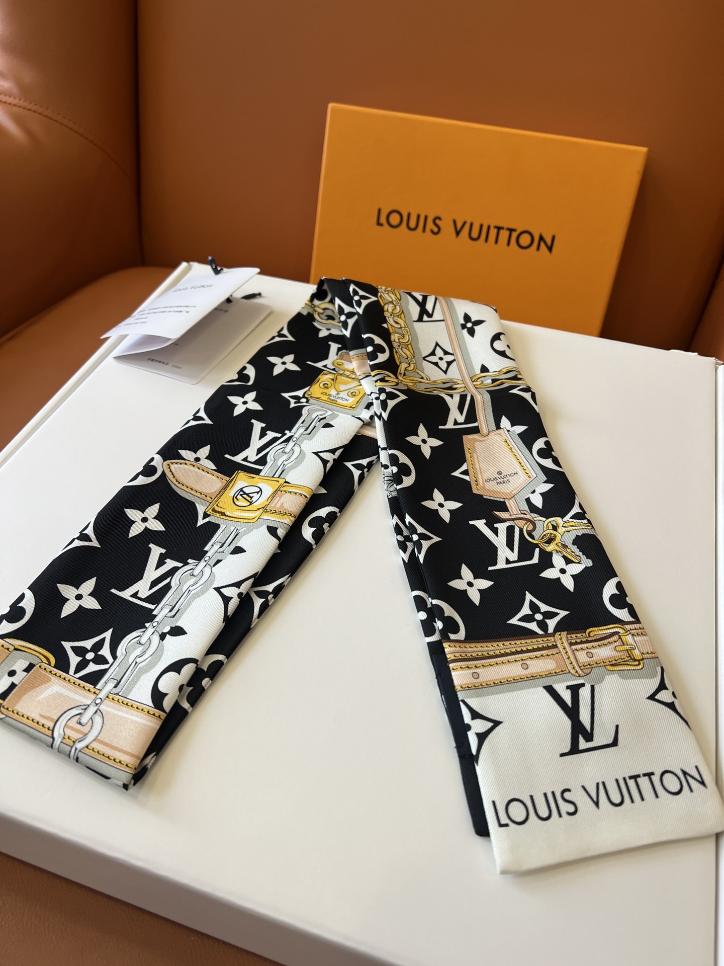 Louis Vuitton 以金属链、皮革带以及老花元素的丝带火到有钱也买不到 _官网一直处于预定状态_黑、粉、咖