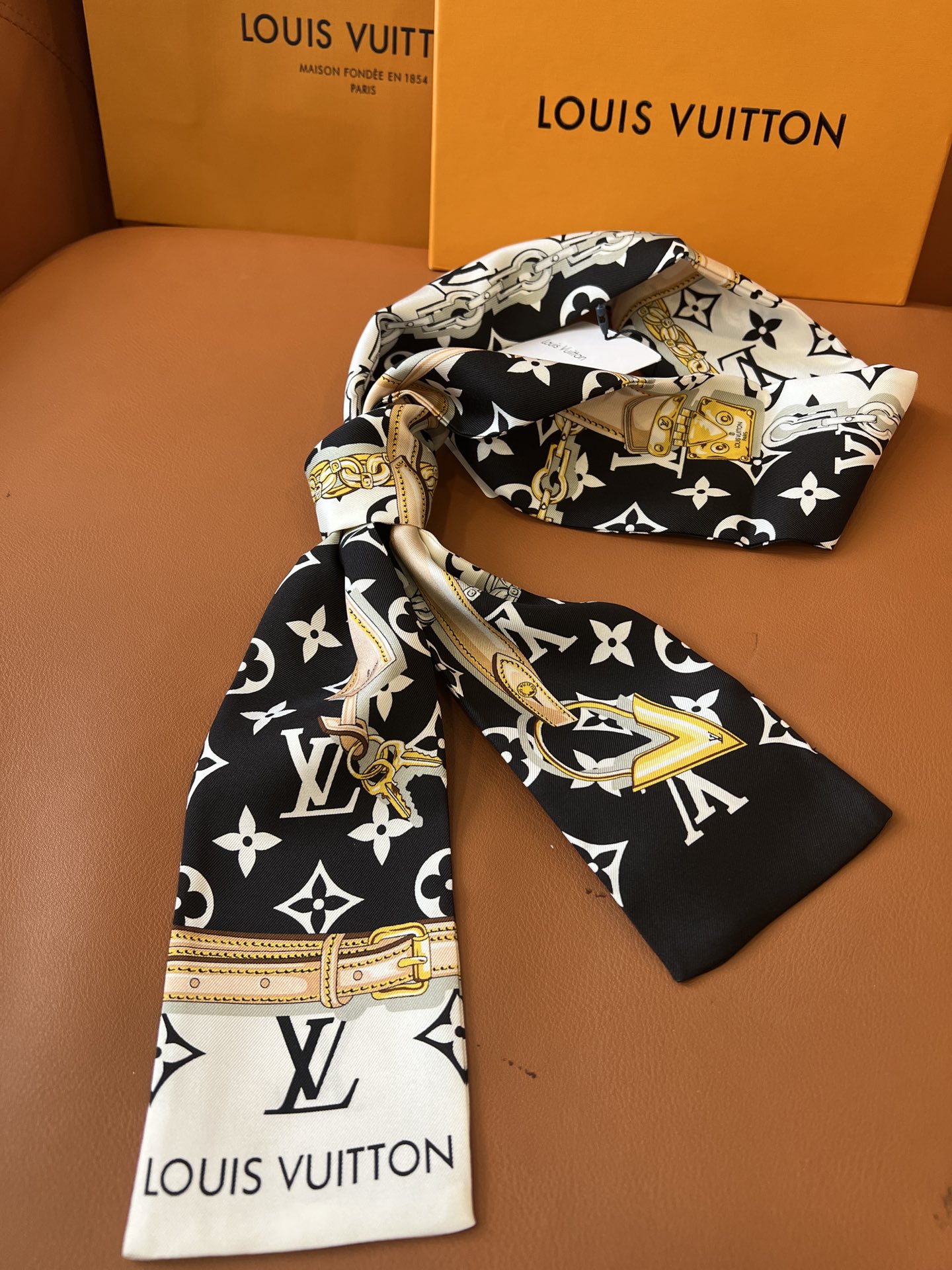 Louis Vuitton 以金属链、皮革带以及老花元素的丝带火到有钱也买不到 _官网一直处于预定状态_黑、粉、咖