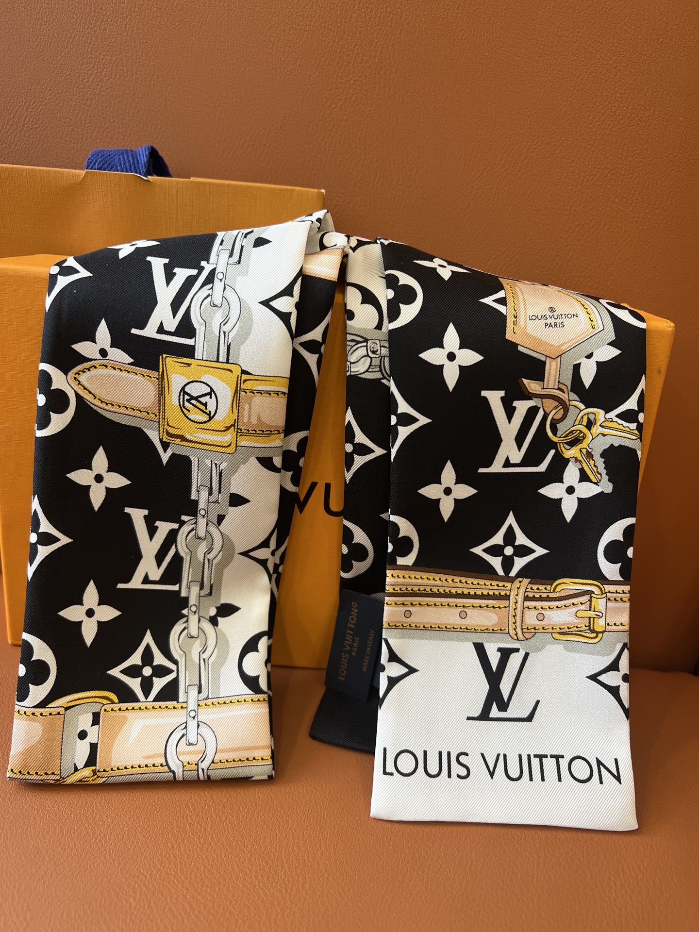 Louis Vuitton 以金属链、皮革带以及老花元素的丝带火到有钱也买不到 _官网一直处于预定状态_黑、粉、咖
