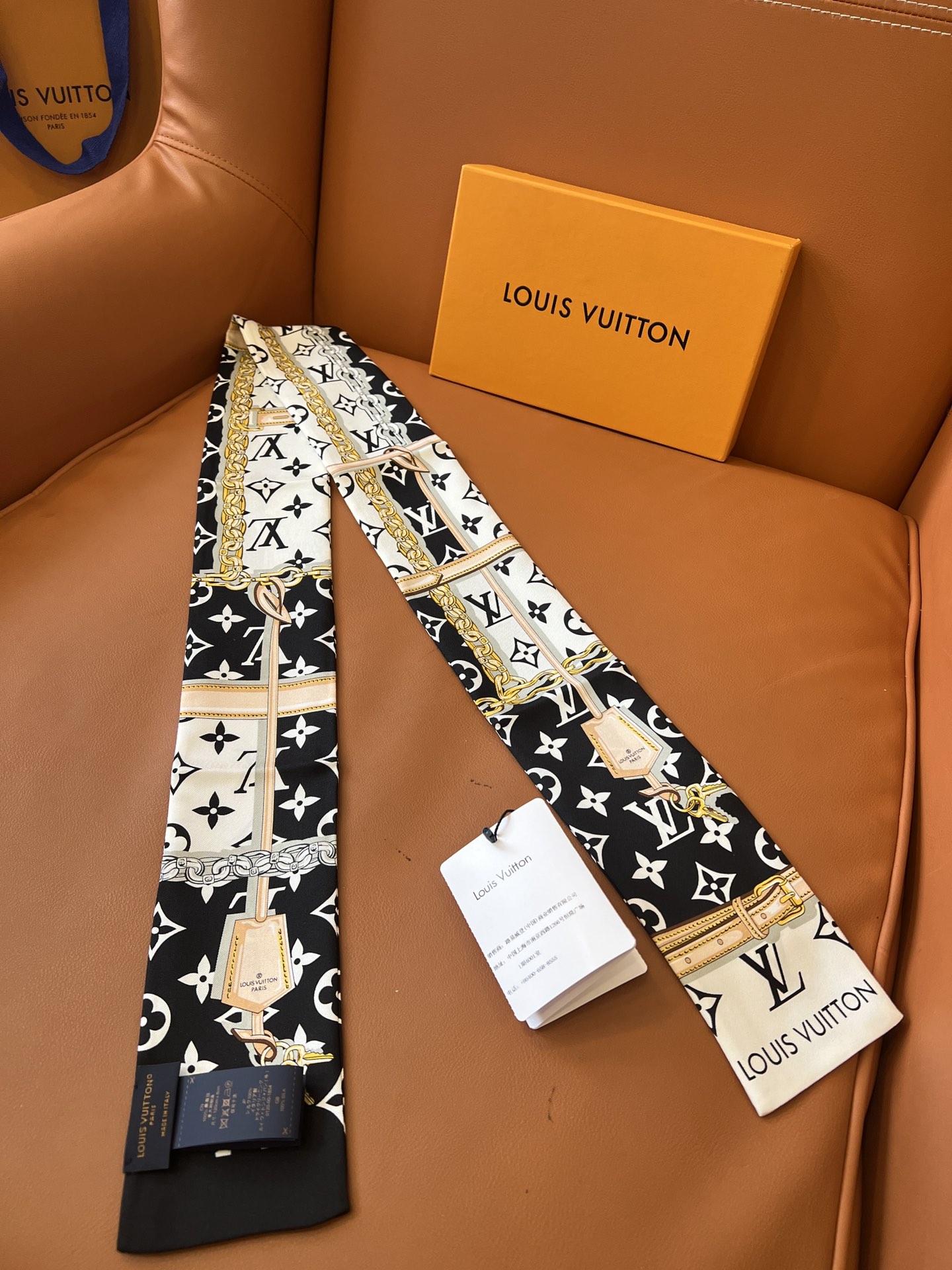 Louis Vuitton 以金属链、皮革带以及老花元素的丝带火到有钱也买不到 _官网一直处于预定状态_黑、粉、咖