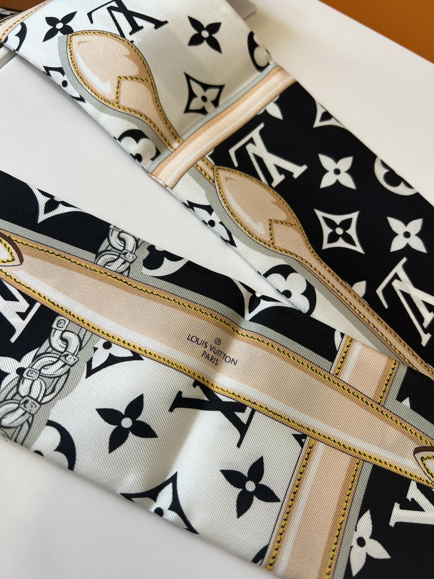Louis Vuitton 以金属链、皮革带以及老花元素的丝带火到有钱也买不到 _官网一直处于预定状态_黑、粉、咖